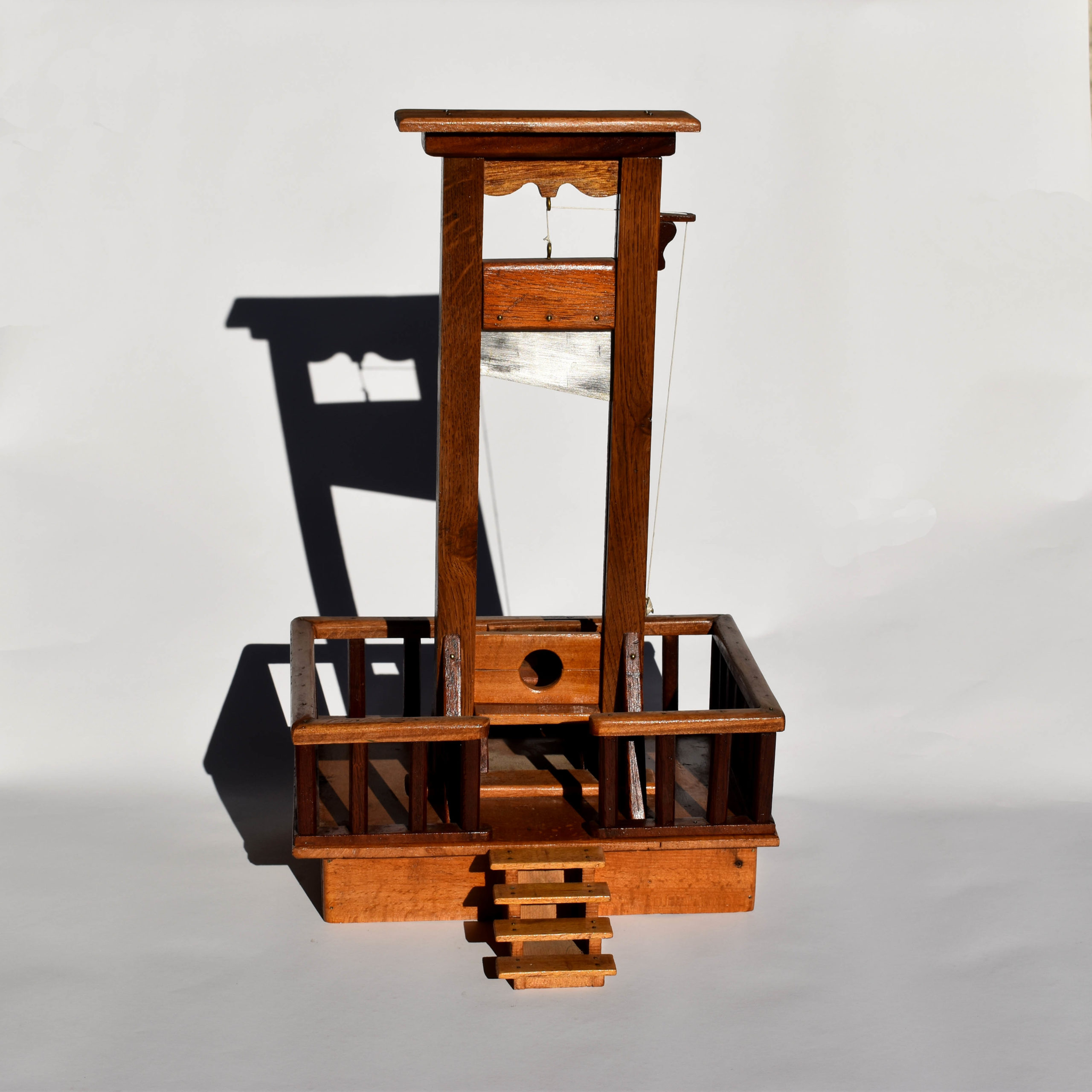 Belle maquette artisanale de guillotine avec son estrade. Réalisée à l'échelle en bois, par un maquettiste. Objet insolite.
