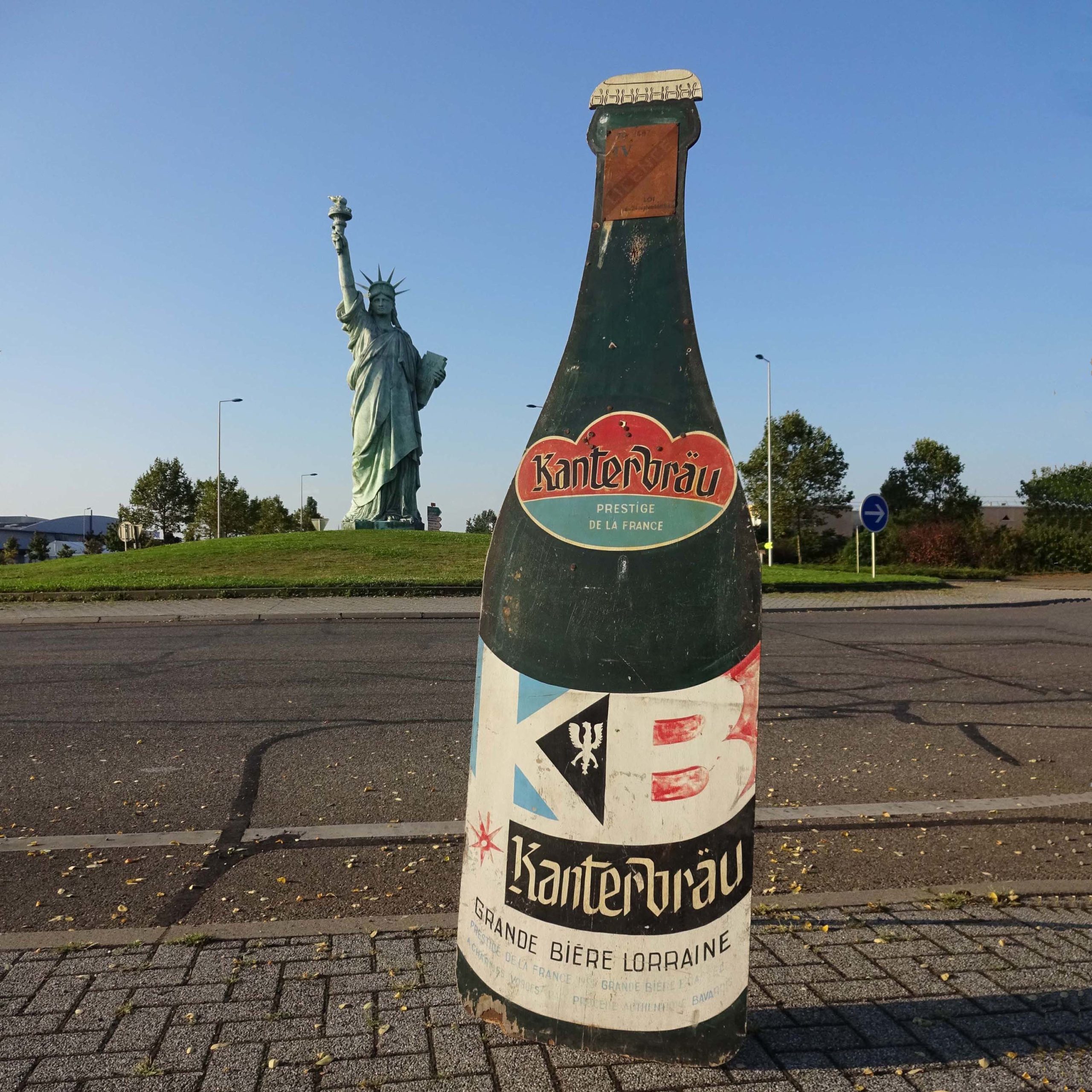 Bouteille géante de 190cm, publicité sur panneau peint à la main, pour faire la publicité de la bière Kanterbrau