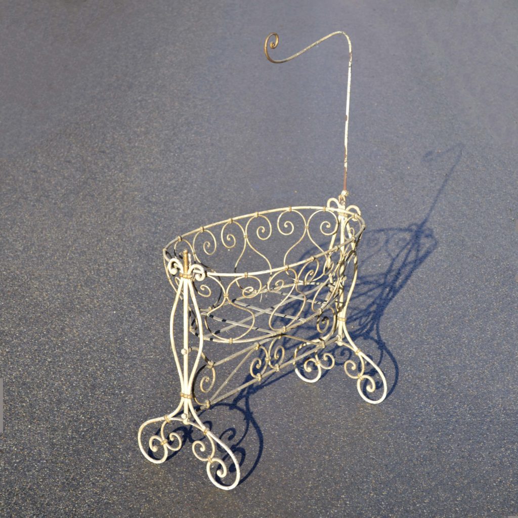 ancien berceau de bébé ou poupée, fer forgé 1900. Modèle moyen format, fin 19ème, début 20ème. Nacelle ovale pivotante. Avec potence porte moustiquaire.