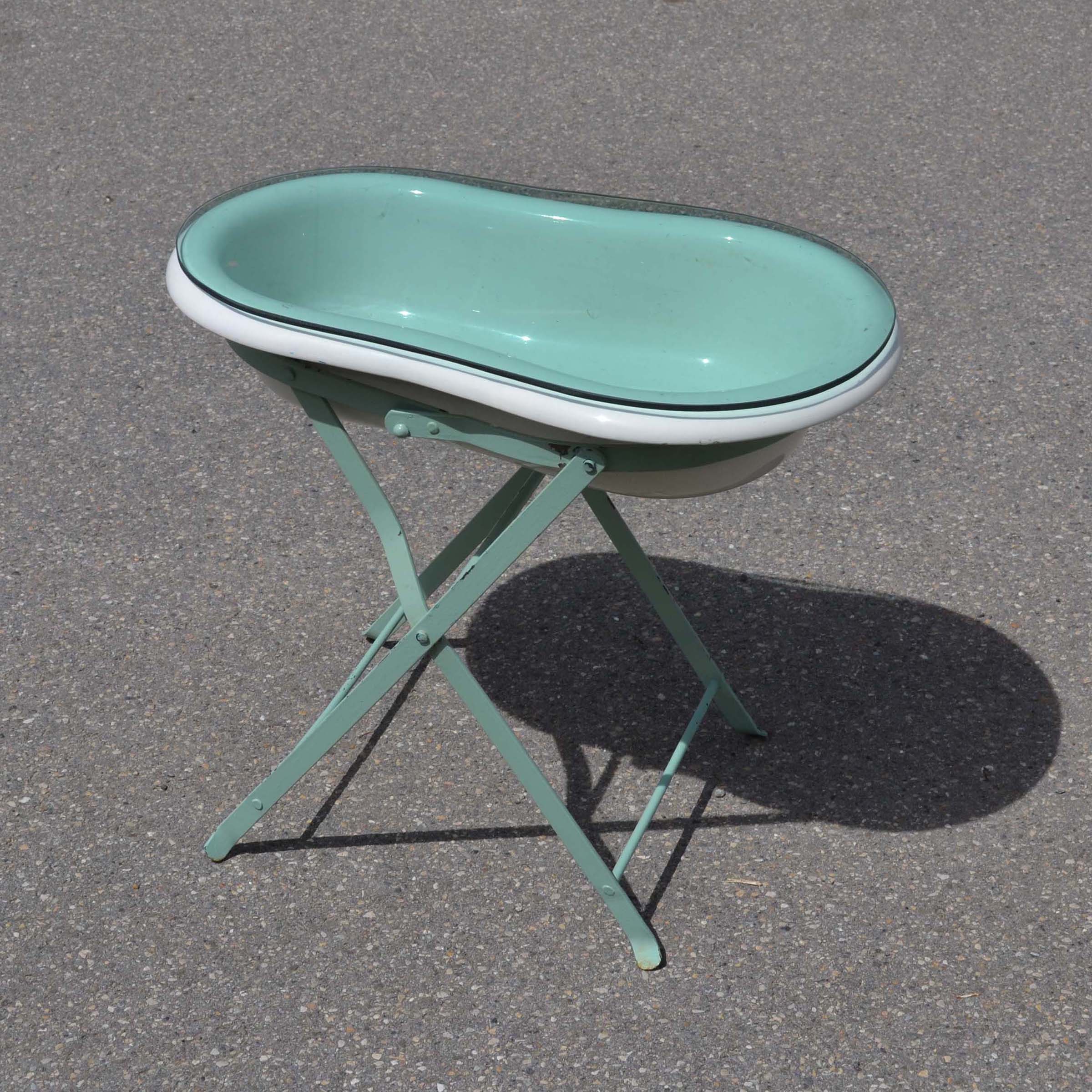 Vieux bidet sur châssis en fer pliable. Bac en céramique de Digoin, format 48x30cm. haut. 45cm. Un verre décoratif à été coupé sur mesure.