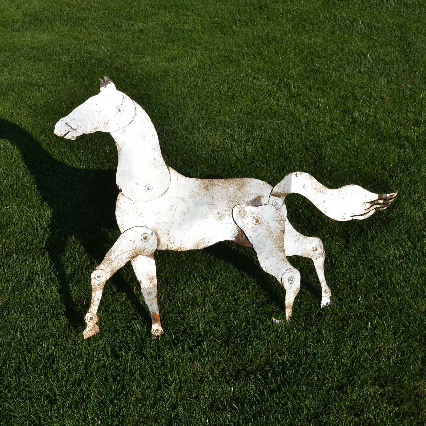 Cheval en tôle acier 0.8mm. Une création artisanale dont j’ignore la fonction. Format ~90x70cm. Articulations rivées, donc entièrement mobile.