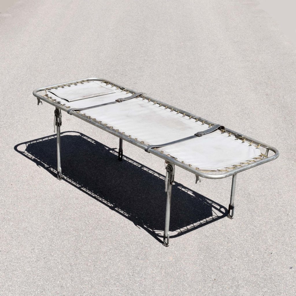 vieux brancard de secouriste avec les pieds qui se plient