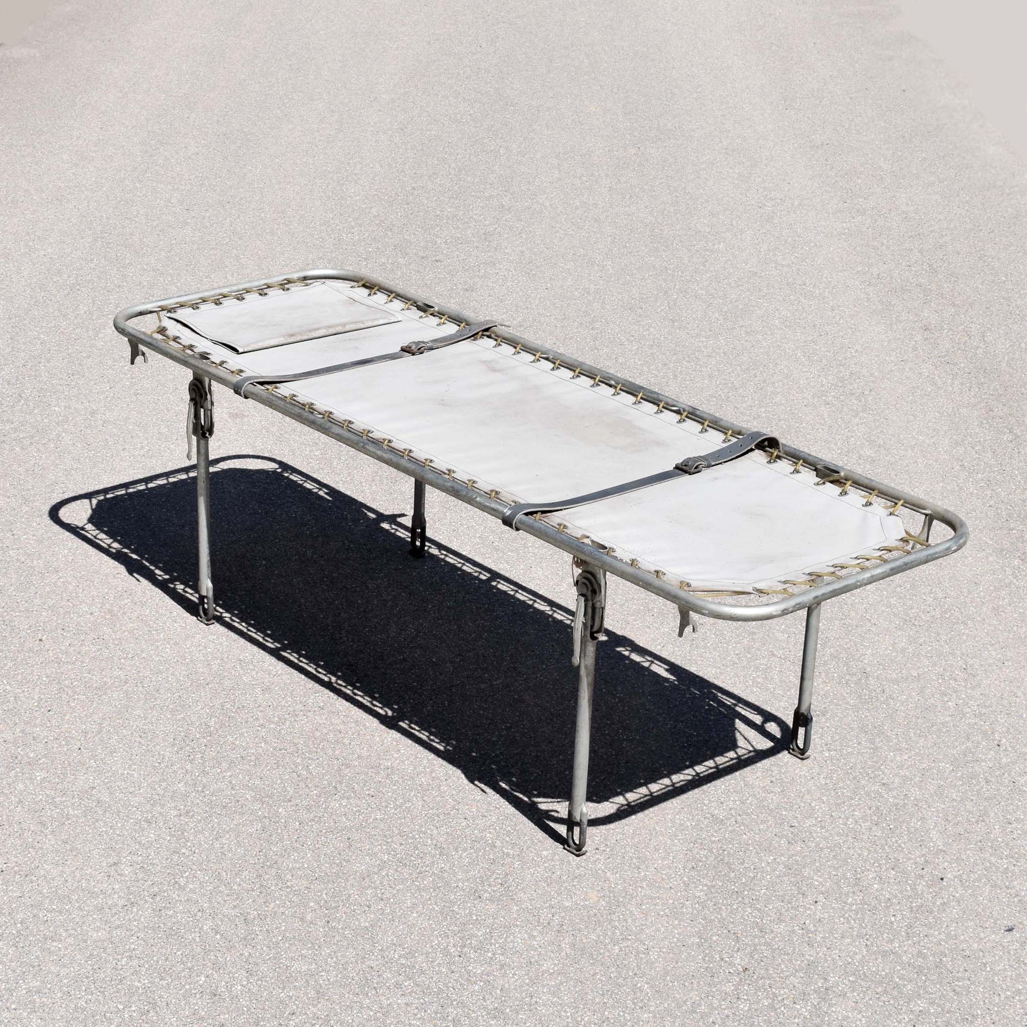 vieux brancard de secouriste avec les pieds qui se plient