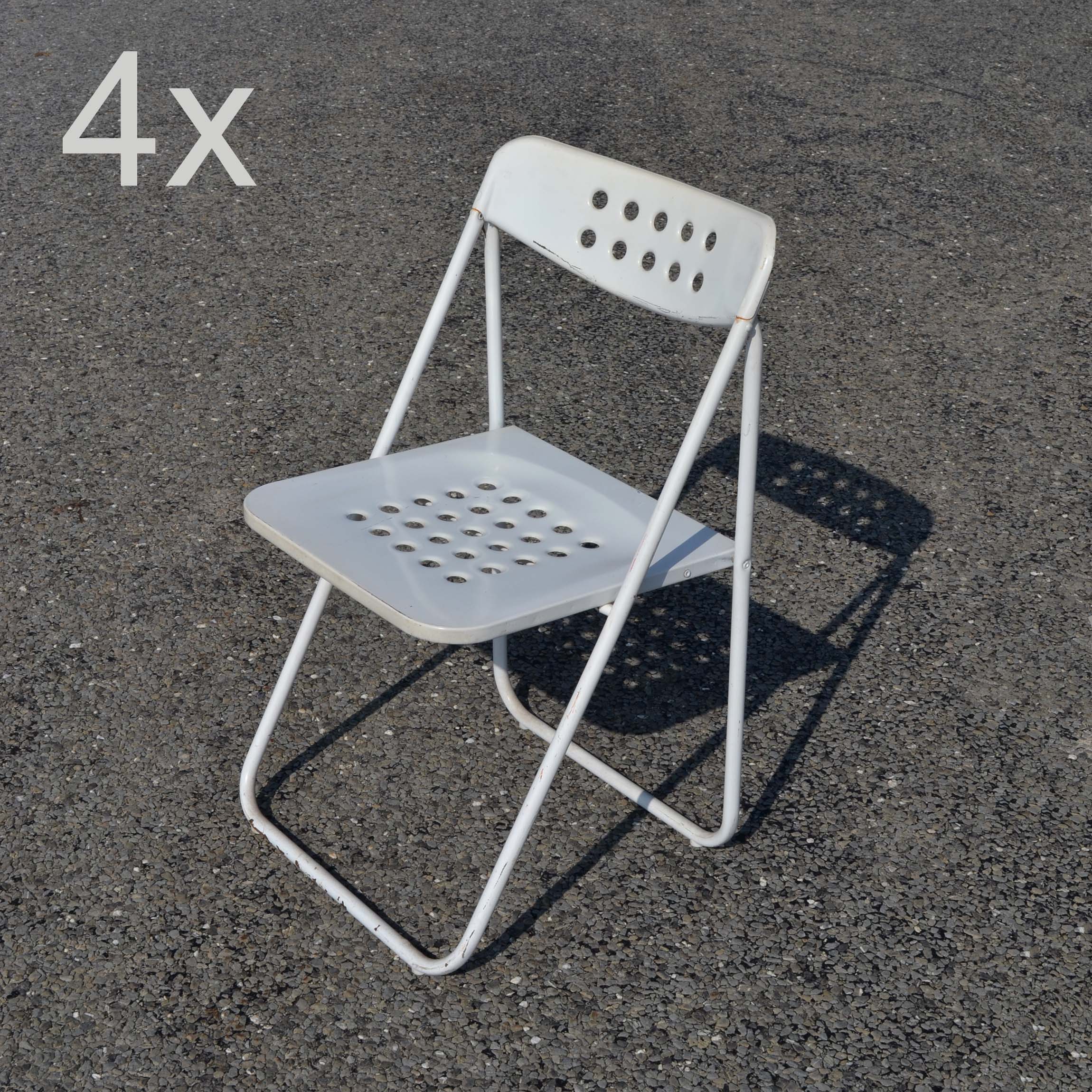 Lot de 4 chaises d’extérieur pliantes des années 1970. En tôle acier laquée blanche, avec trous ronds. Style moderniste seventies.