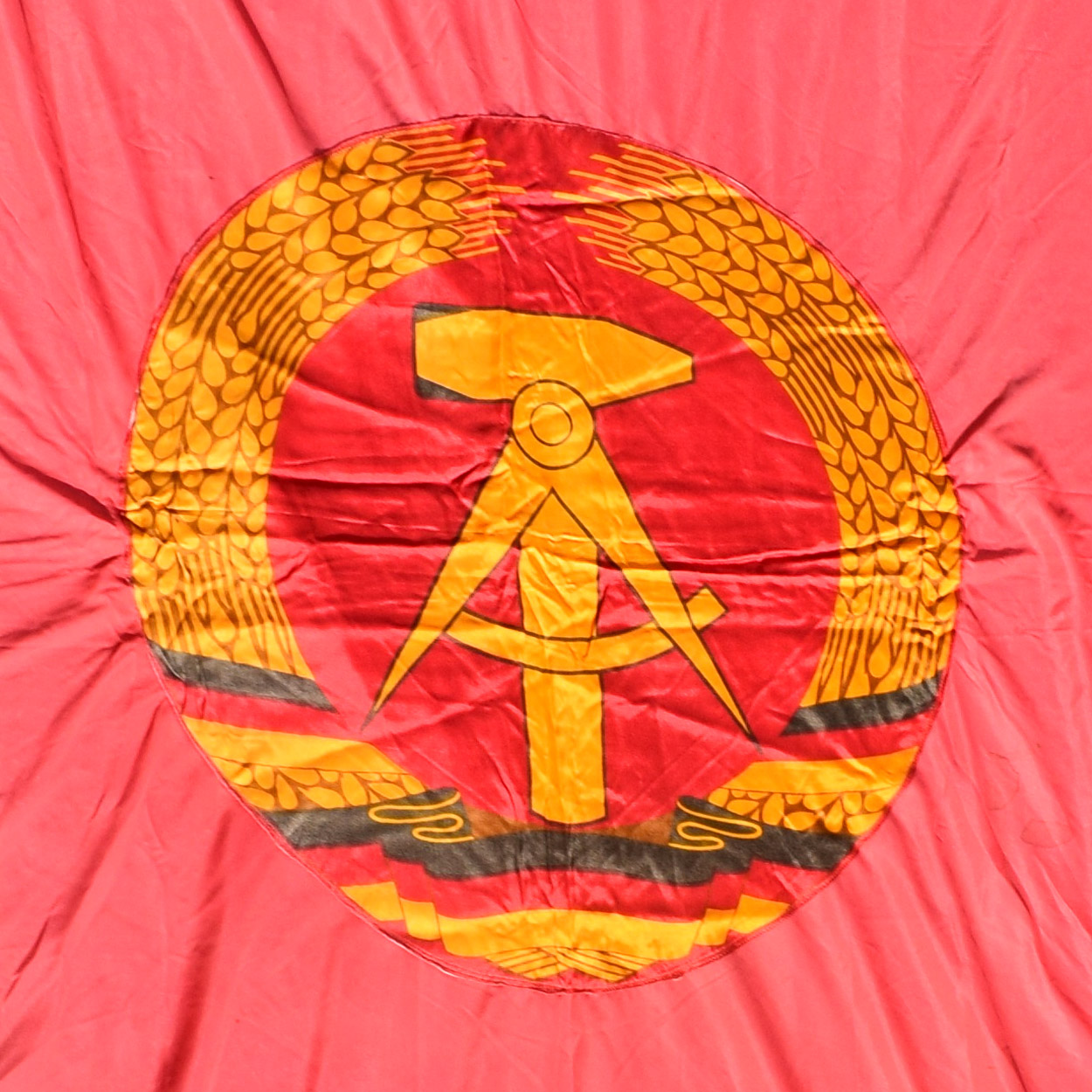 Ancien drapeau de l'Allemagne de l'Est. D'avant la chute du mur de 1989. Avec le logo de la DDR, du compas et du marteau.