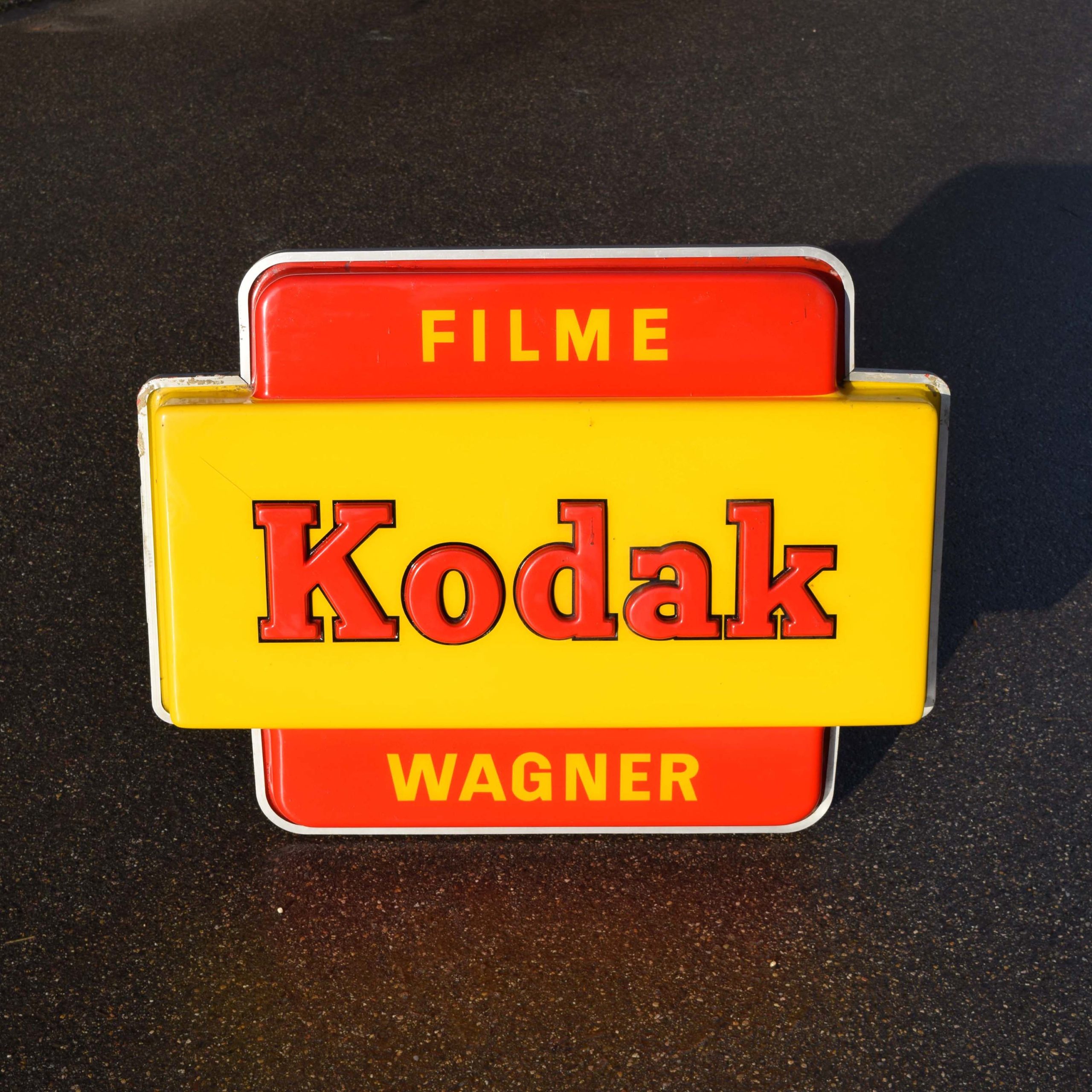 enseigne lumineuse Kodak filme Wagner. Simple face, en relief. Année 1963