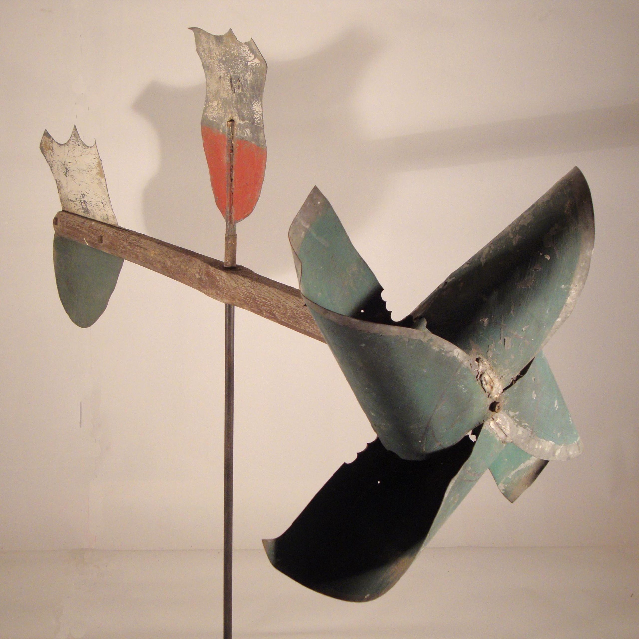 Girouette artisanale, sympathique objet d’art populaire Suisse, longueur 110cm, il y a l’écusson du canton de Vaud, et au milieu, peut-être celui d’une commune (Lausanne ou autre ?).