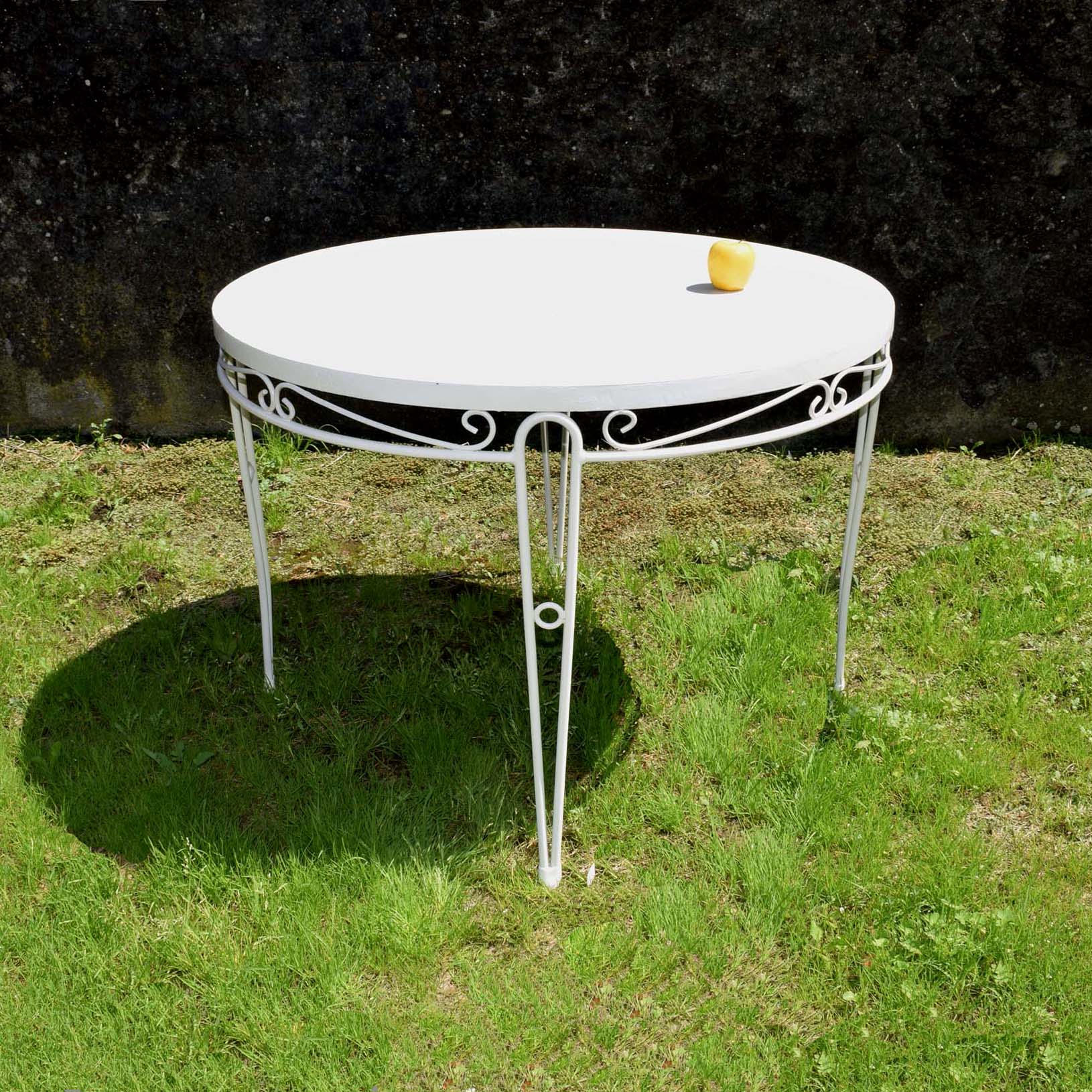 Grande table de jardin en fer forgé de style romantique années 1960. Avec plateau en tôle. La peinture a été rafraîchie. Diamètre 98cm et hauteur 71cm