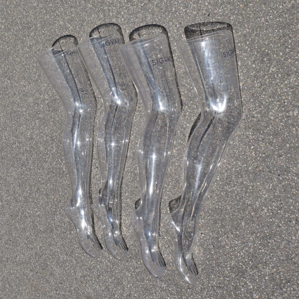Lot de 4 jambes en plastique transparent: Présentoirs porte bas / collants. De marque Sigvaris. Idéal pour remplir, transformer en lampe ou autre.