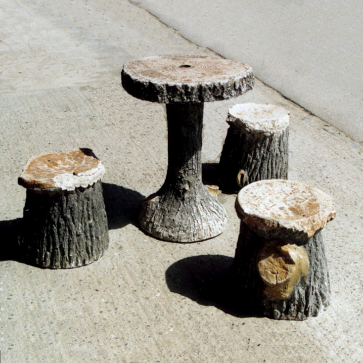 Anciens meubles de jardin, en ciment. Imitation faux bois. Composé d’une table, et de 3 tabourets en forme de troncs.