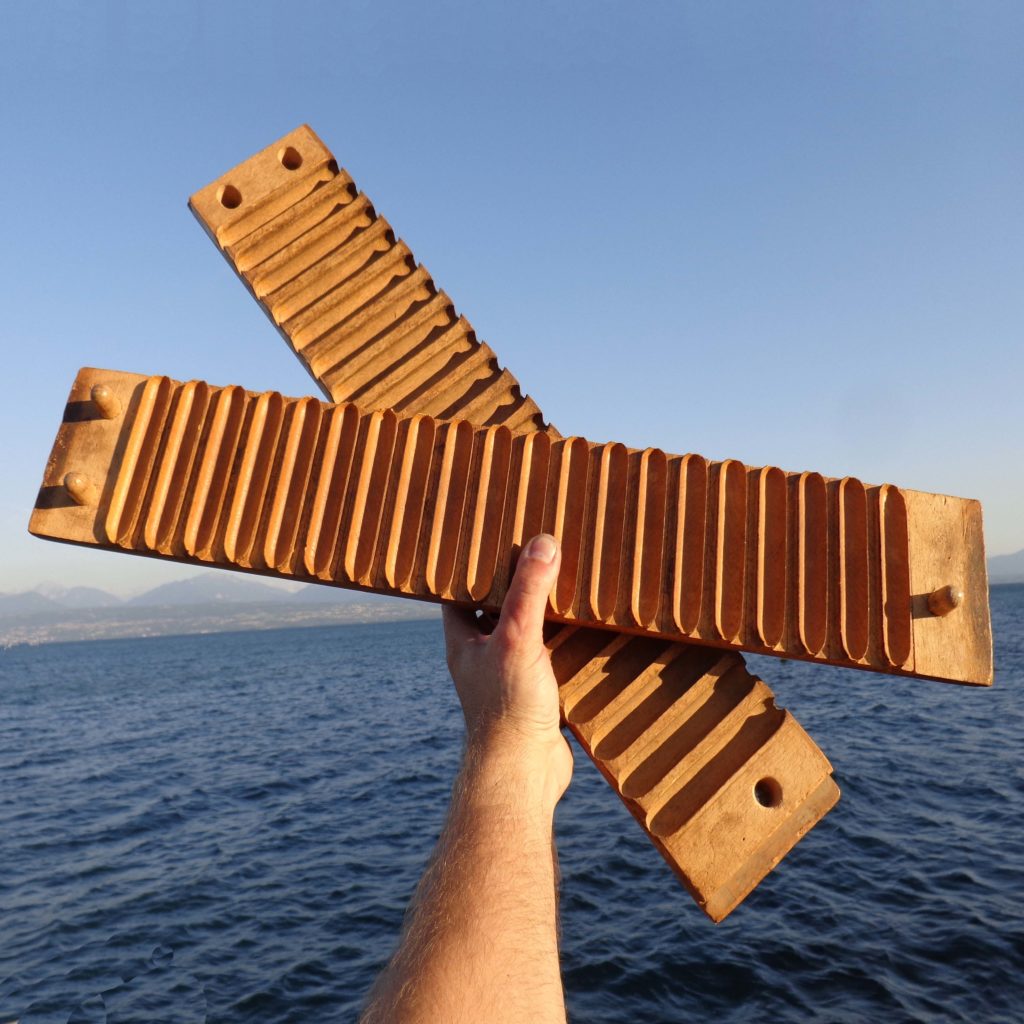 C’est un ancien moule / presse à fabriquer les cigares en bois. D’origine Allemande. Long. 56cm. Composé de 2 parties mobiles.