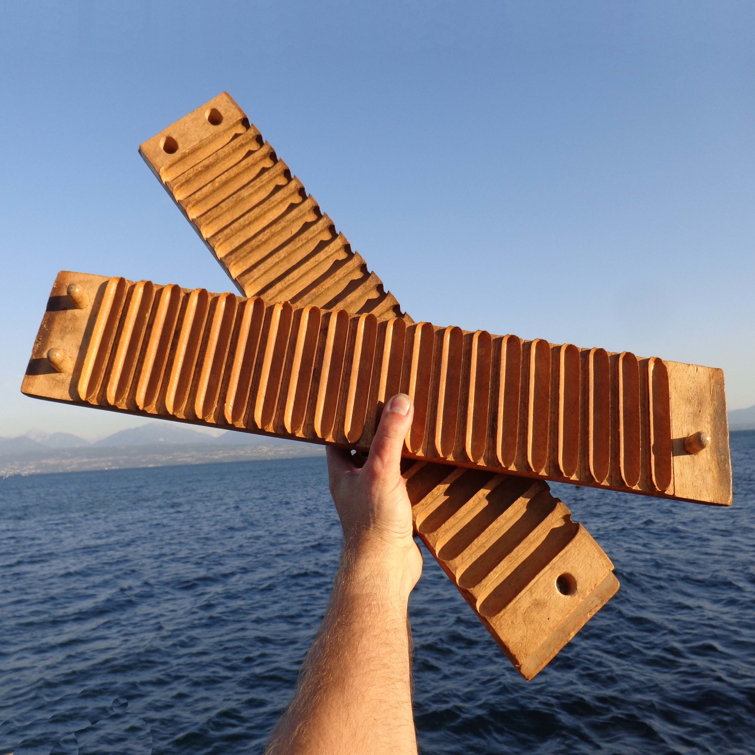 C’est un ancien moule / presse à fabriquer les cigares en bois. D’origine Allemande. Long. 56cm. Composé de 2 parties mobiles.