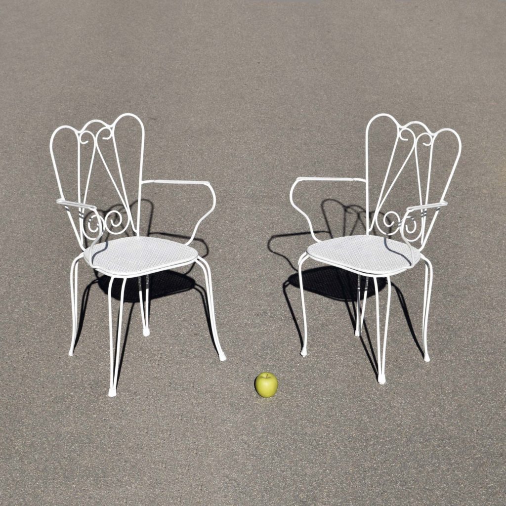 Paire d’anciennes chaises de jardin des années 1950 de style néoclassique peintes en blanc, assise en tôle perforée