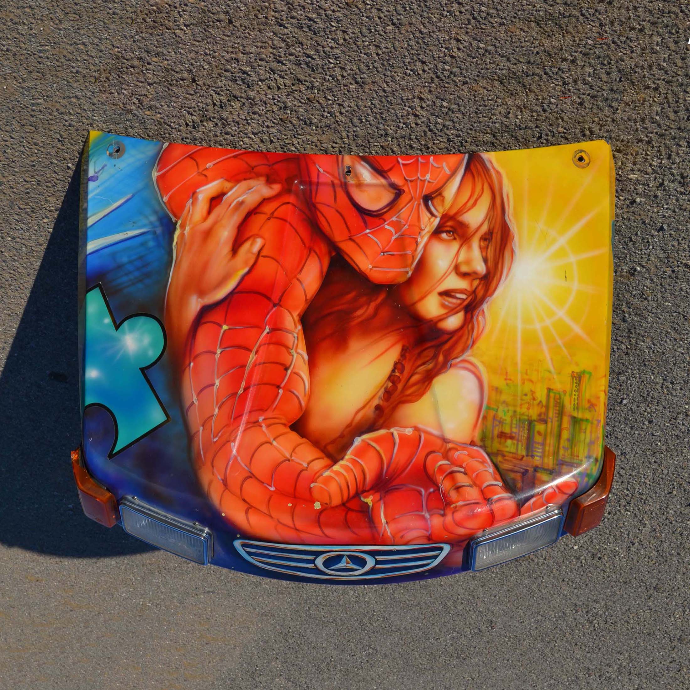 Objet d’art forain vintage pièce de manège en polyester. jolie peinture fantastique à l'aérographe avec Spiderman