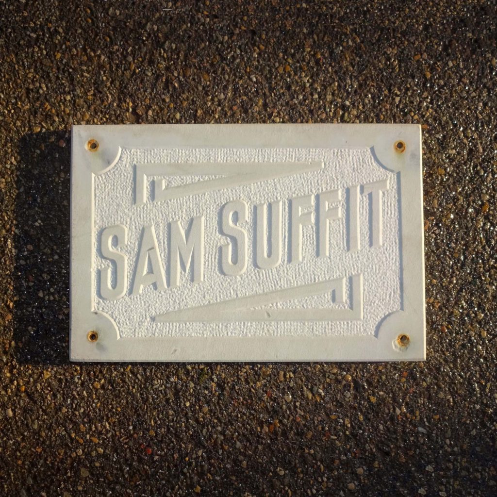 Ancienne plaque de villa en pierre gravée, inscription Sam Suffit
