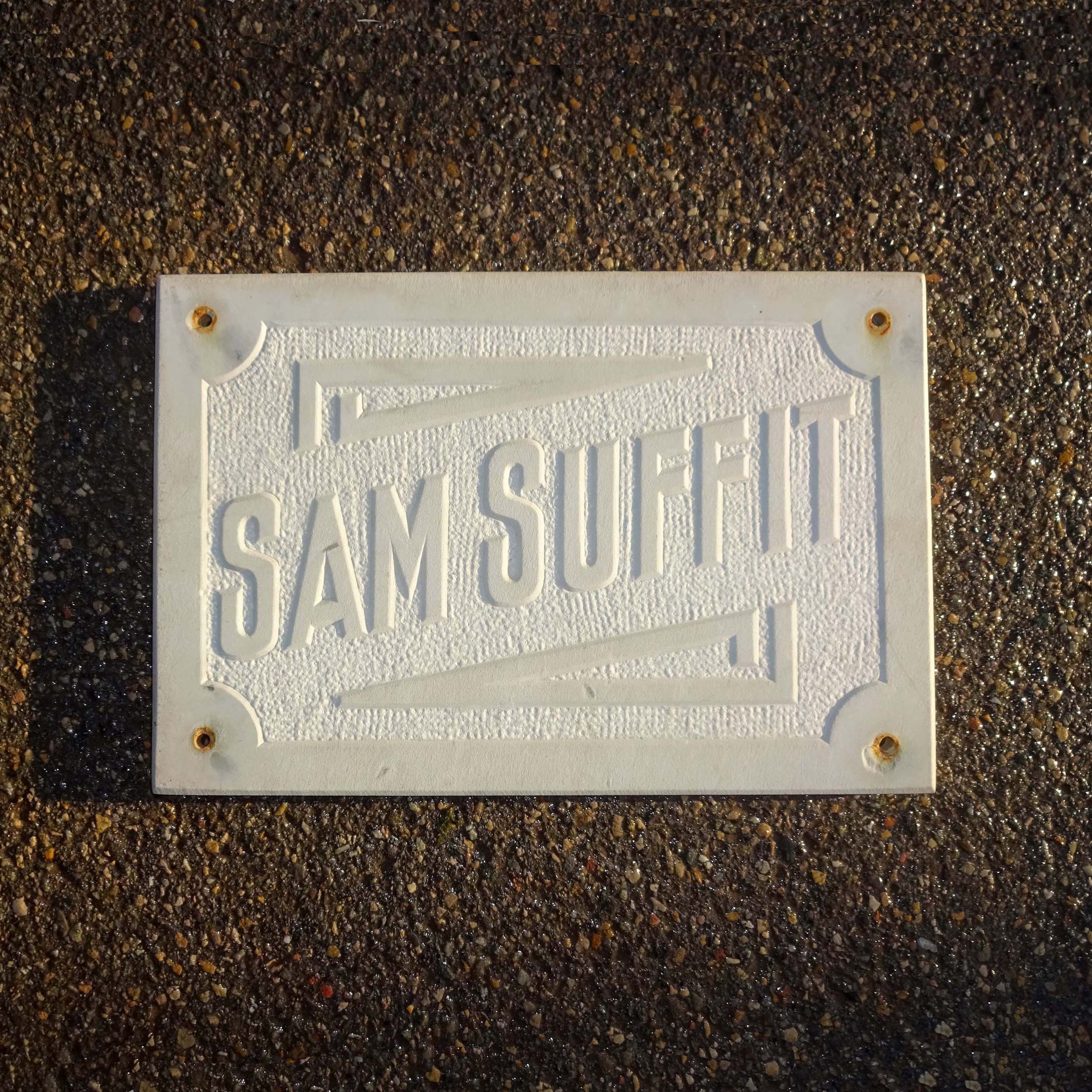 Ancienne plaque de villa en pierre gravée, inscription Sam Suffit
