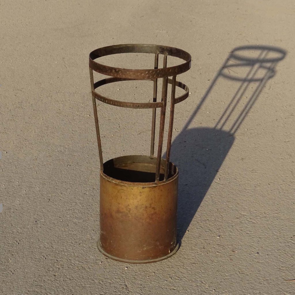Original porte-parapluie réalisé avec une douille d’obus de 220mm. Fabricant Polte Magdeburg, daté 1911. Hauteur 57cm.