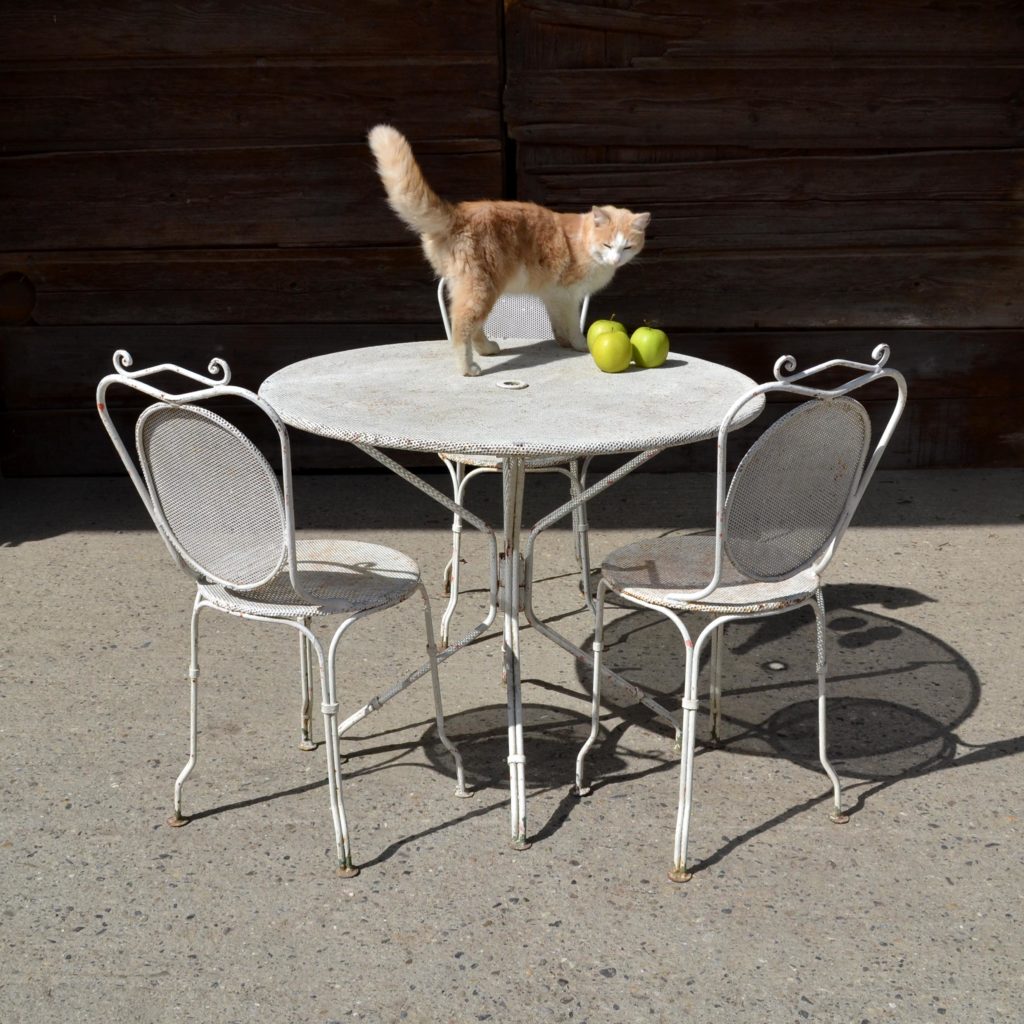 Salon de jardin des années 1960, style classico-kitsch. En fer rond avec revêtement tôle perforée. Composé de 3 chaises + table ronde