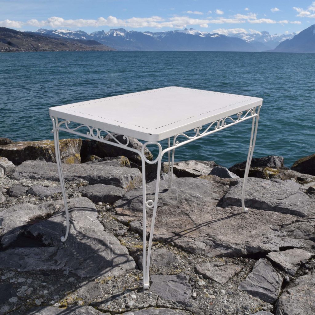 Table d’extérieur en fer forgé de la fin des années 1960. Style classico-kitsch, communément appelé “romantique”. Revendeur Ziegenhagen en 1970.