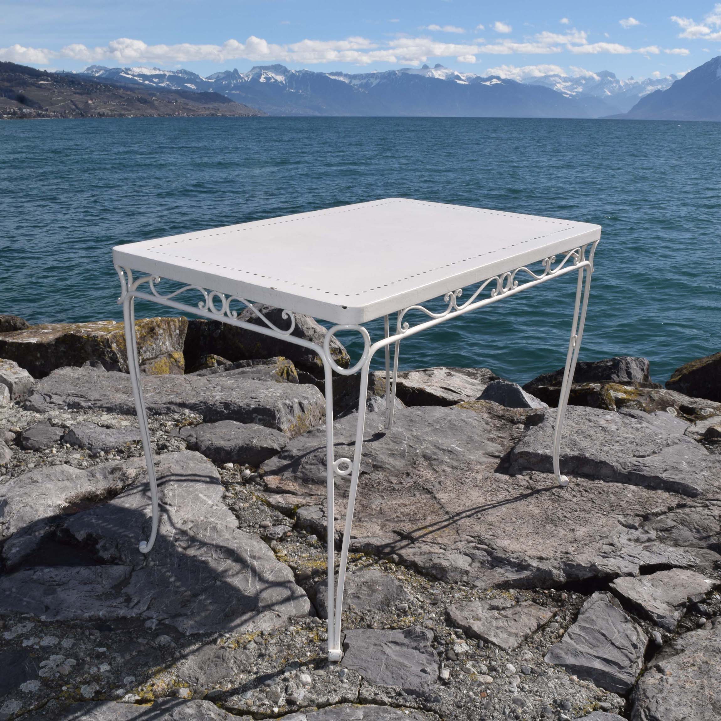 Table d’extérieur en fer forgé de la fin des années 1960. Style classico-kitsch, communément appelé “romantique”. Revendeur Ziegenhagen en 1970.