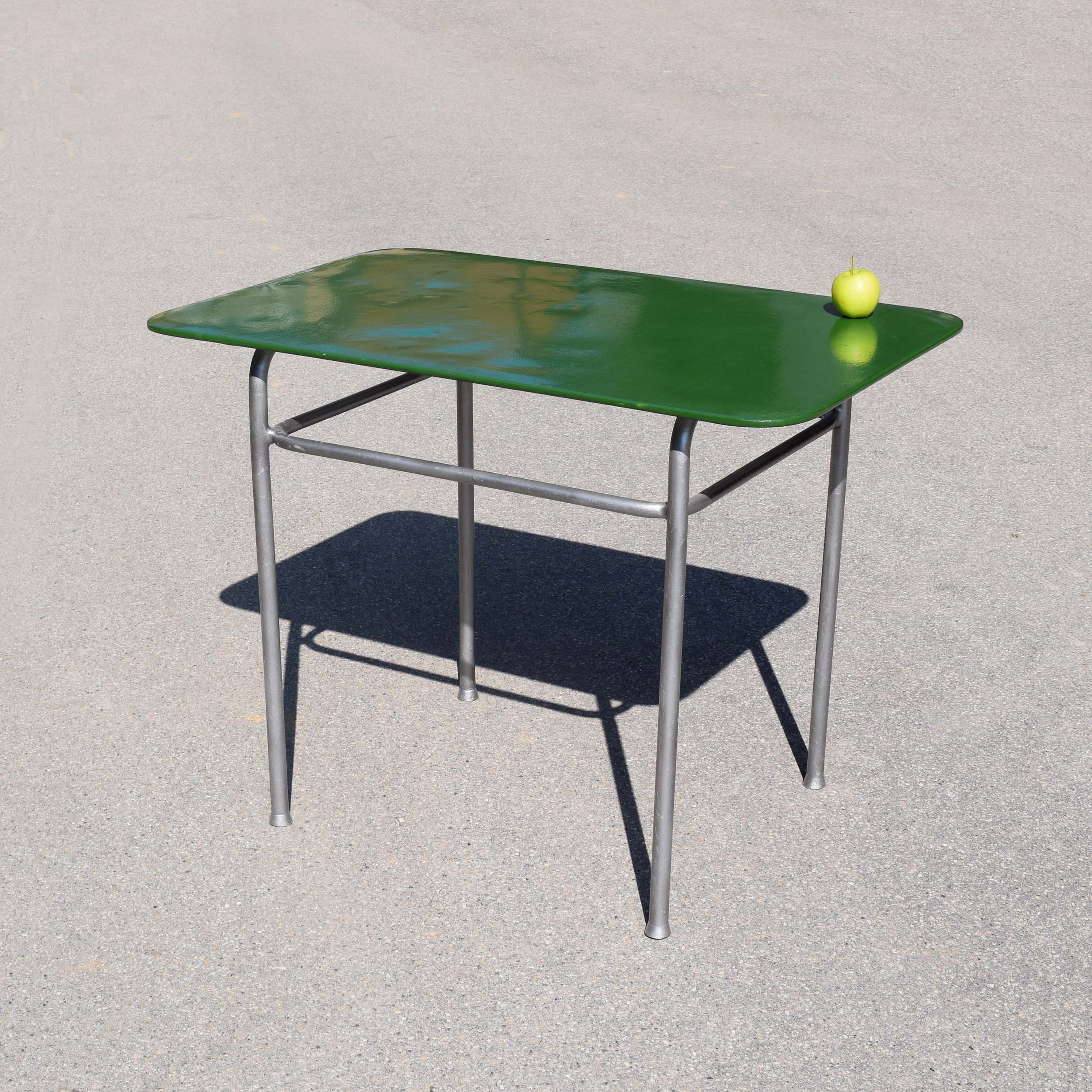 Table de jardin, ou de terrasse de bistrot. D’origine Suisse, produite par les divers fabricants locaux. Modèle avec ceinture tubulaire. Plateau repeint en vert.