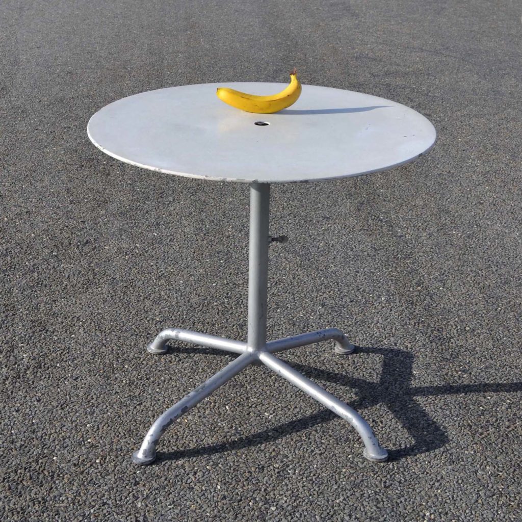 Table d’extérieur Suisse. Du style des Bigla, mais celle-ci a le plateau qui n’est pas pivotant. Et elle a un trou pour le parasol.