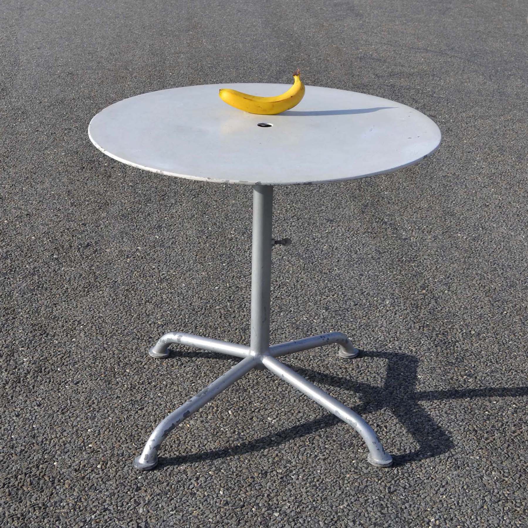 Table d’extérieur Suisse. Du style des Bigla, mais celle-ci a le plateau qui n’est pas pivotant. Et elle a un trou pour le parasol.