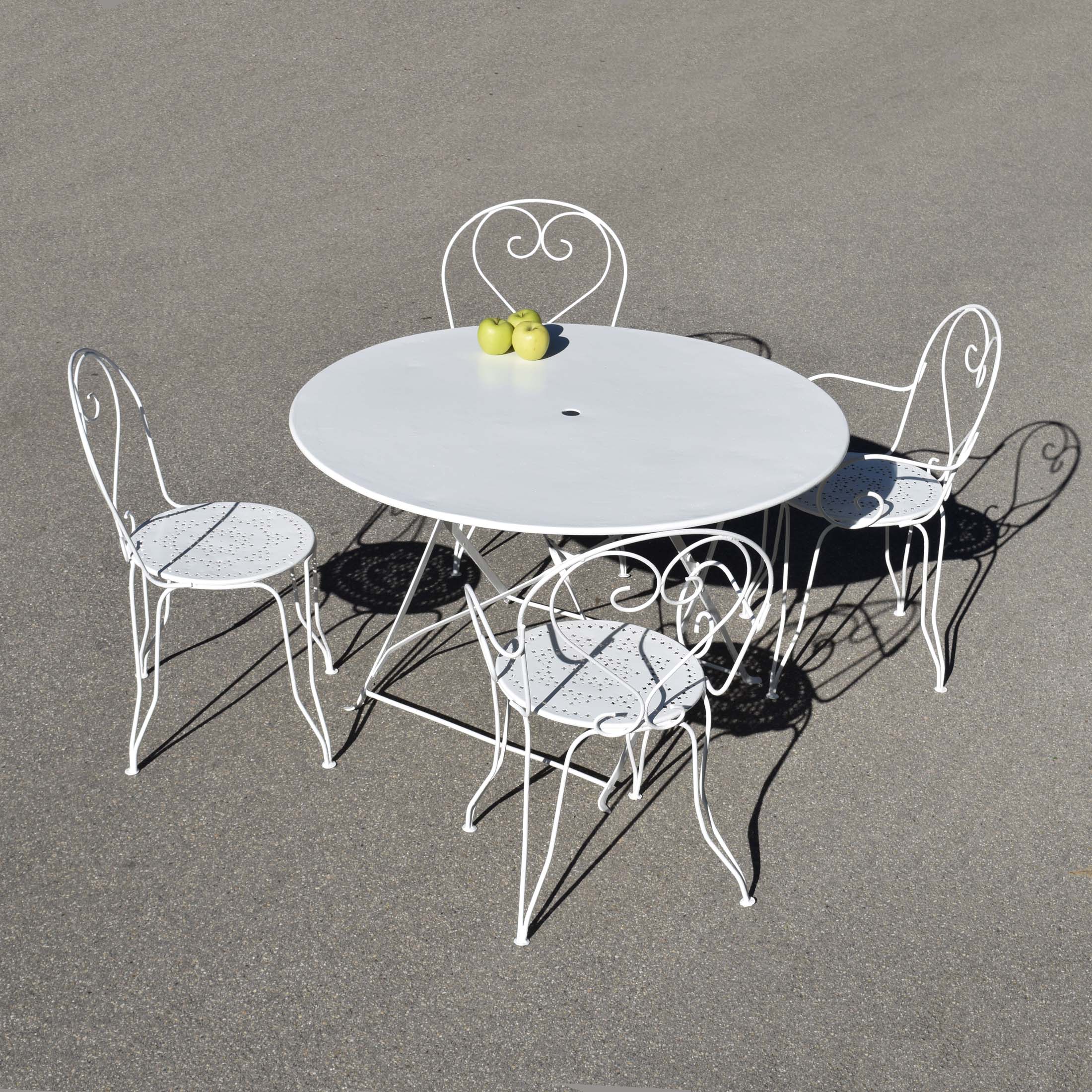 Salon de jardin des années 1960: Composé d’une grande table ronde pliante, pouvant accueillir 6 personnes. Et de 4 sièges de style romantique