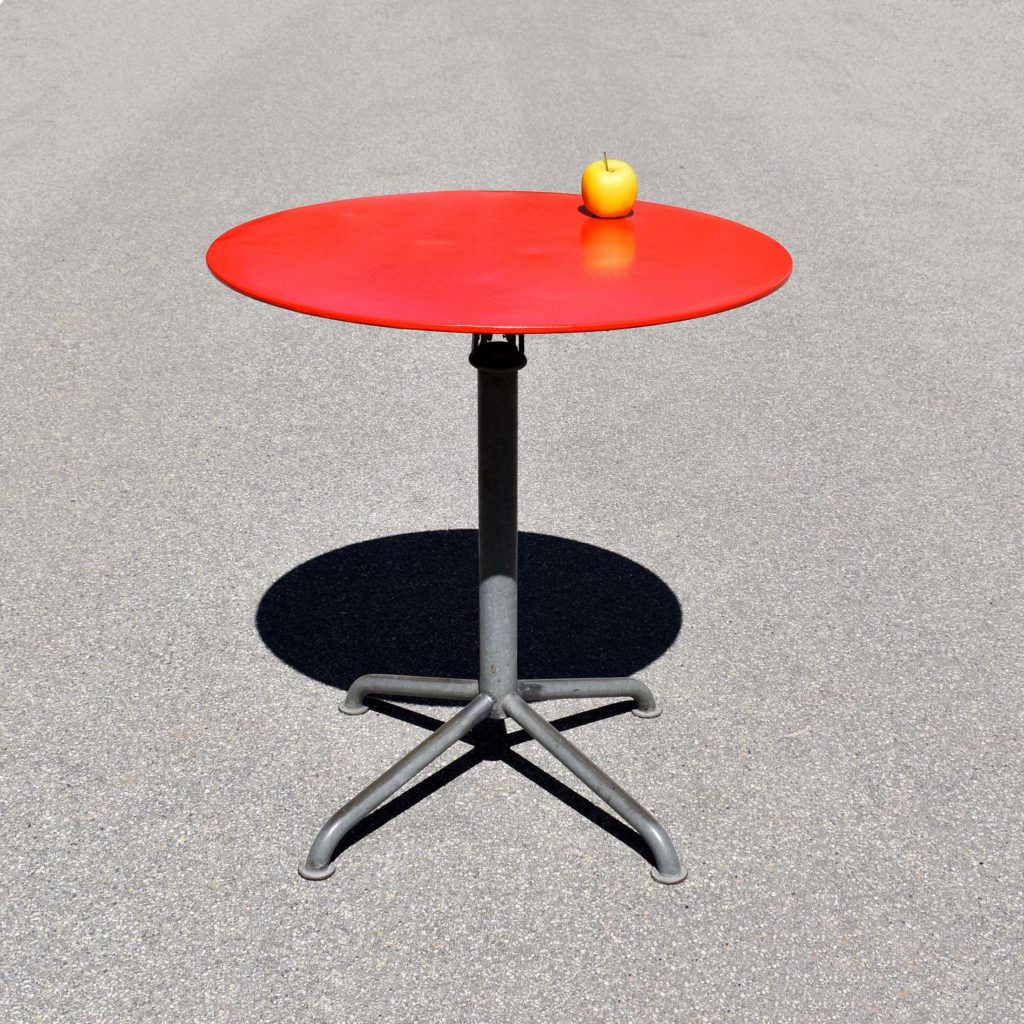Petite table ronde de jardin, ou de terrasse de bistrot Sissach. Avec plateau pivotant. Modèle développé en Suisse, à partir de la fin des années 1930.