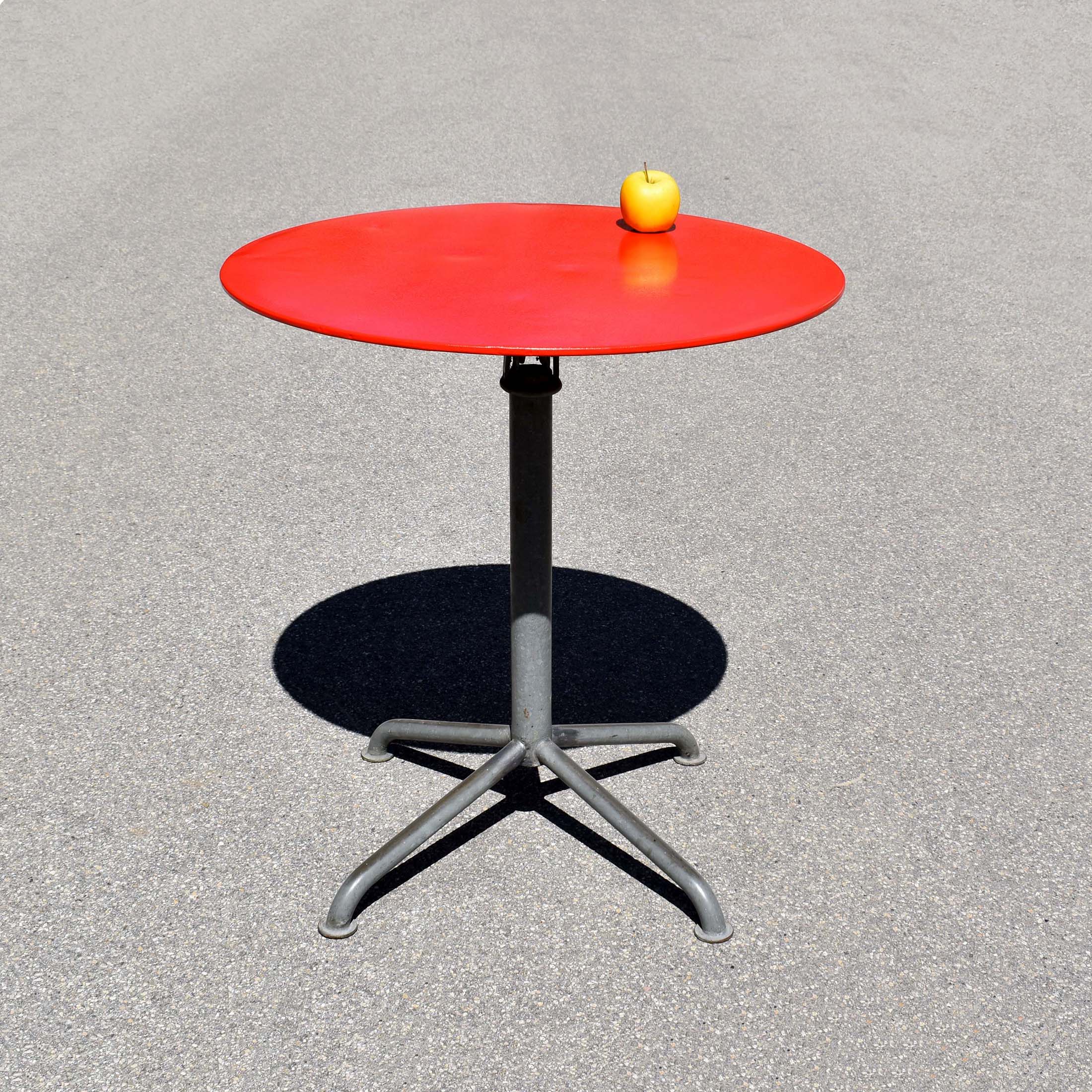 Petite table ronde de jardin, ou de terrasse de bistrot Sissach. Avec plateau pivotant. Modèle développé en Suisse, à partir de la fin des années 1930.