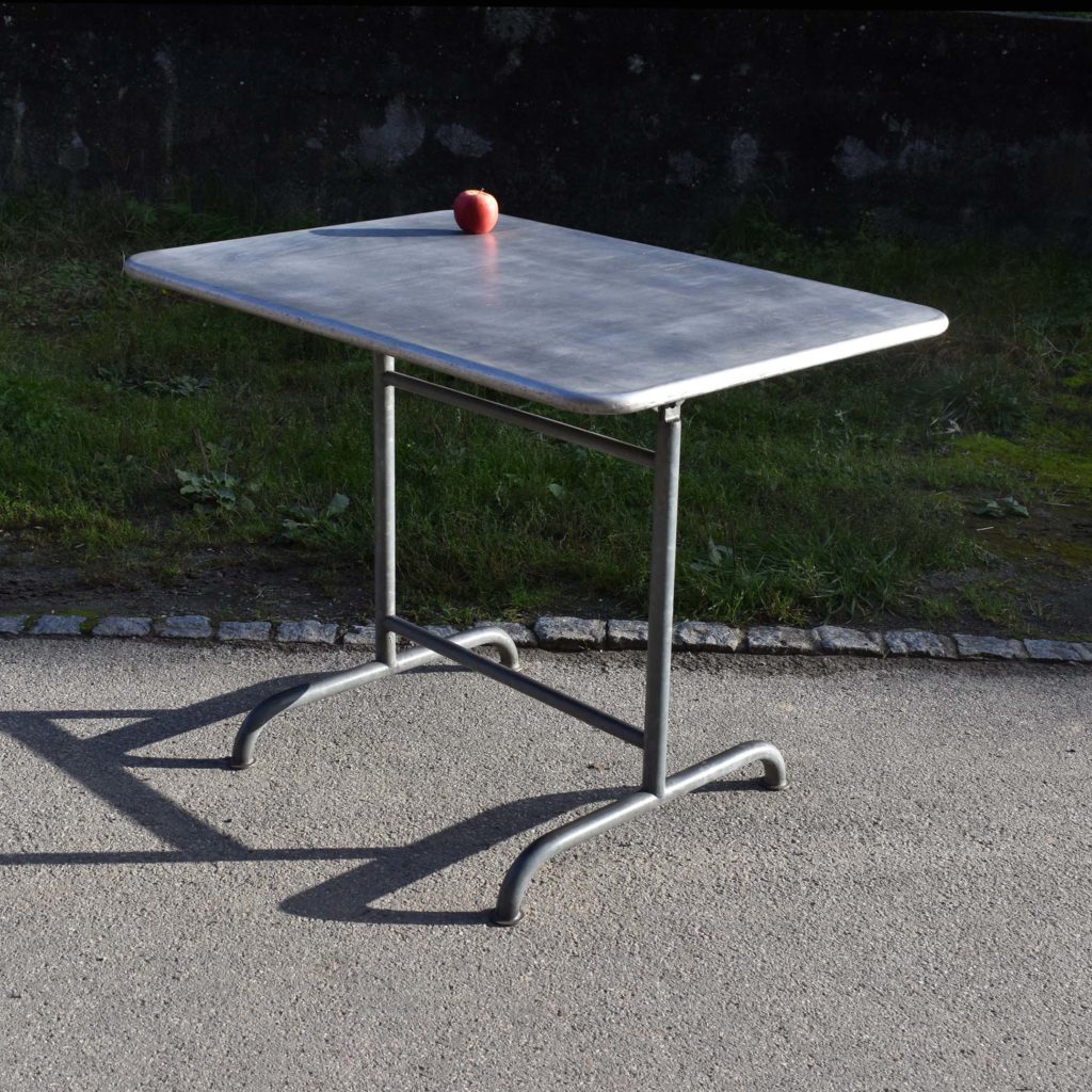 Table d’origine Suisse : Embru et Bigla. Celle-ci, d’après le le type de fabrication, doit probablement dater des années 1950. Avec inhabituel plateau en alu brut
