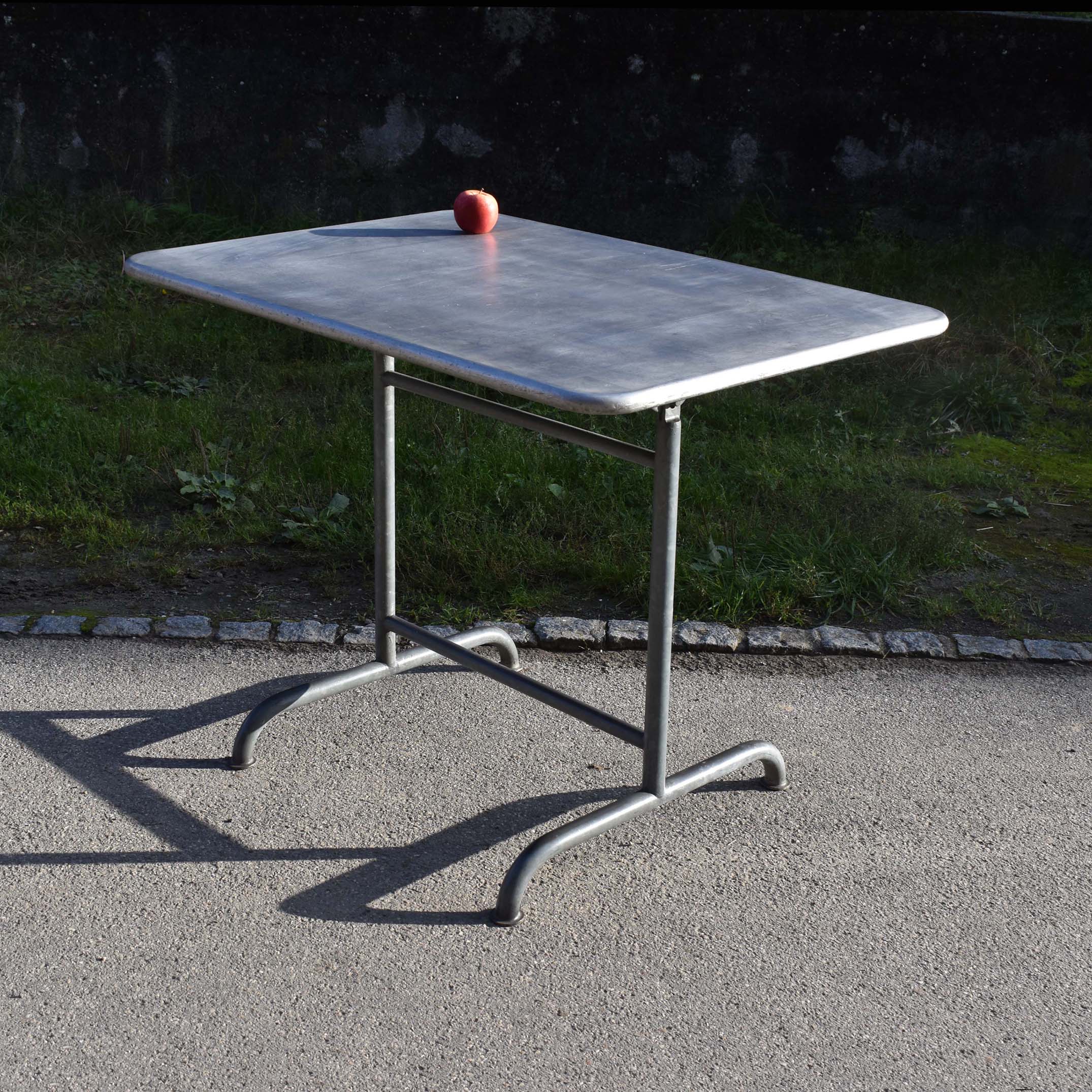 Table d’origine Suisse : Embru et Bigla. Celle-ci, d’après le le type de fabrication, doit probablement dater des années 1950. Avec inhabituel plateau en alu brut