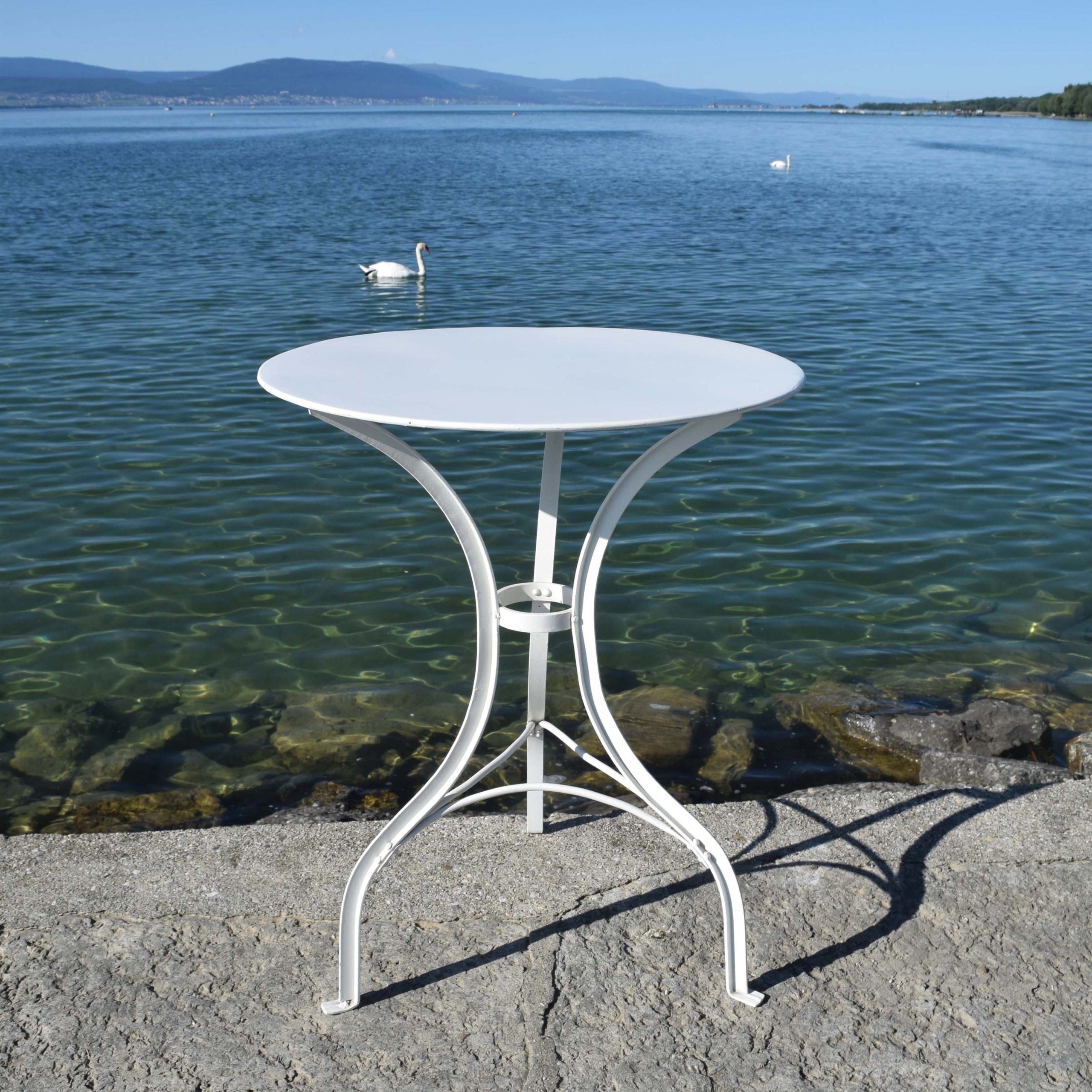 Ancienne petite table d’extérieur, avec piétement en fer T cintré. Modèle Suisse, du début du siècle. Rénovée, et repeinte en blanc.