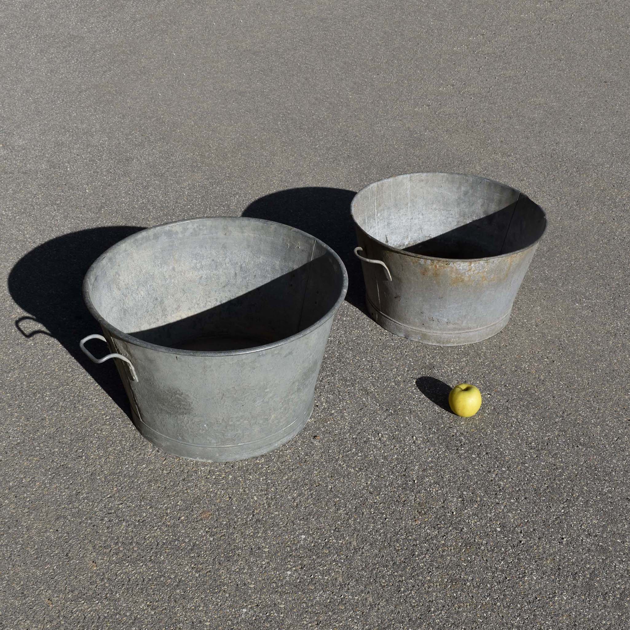 2 baquets ronds en tôle zinguée, et un modèle ovale. Bassines anciennes, de ménage, pour faire la lessive, à recycler en bac à fleur.