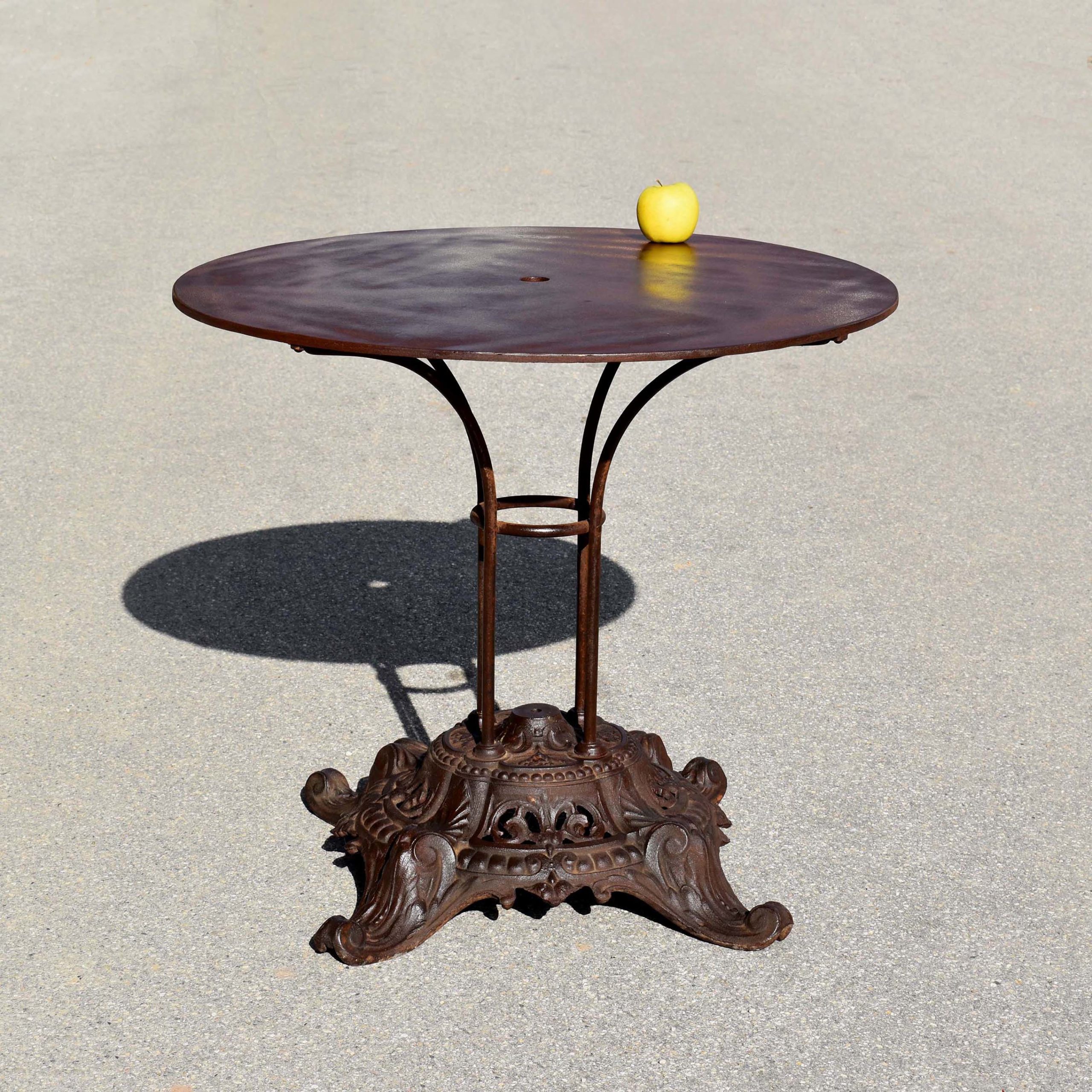 Belle table de jardin début 20ème, avec pied en fonte moulé, et plateau en tôle acier. Le tout avec patine rouille, et vernis stabilisateur “Rustol”.