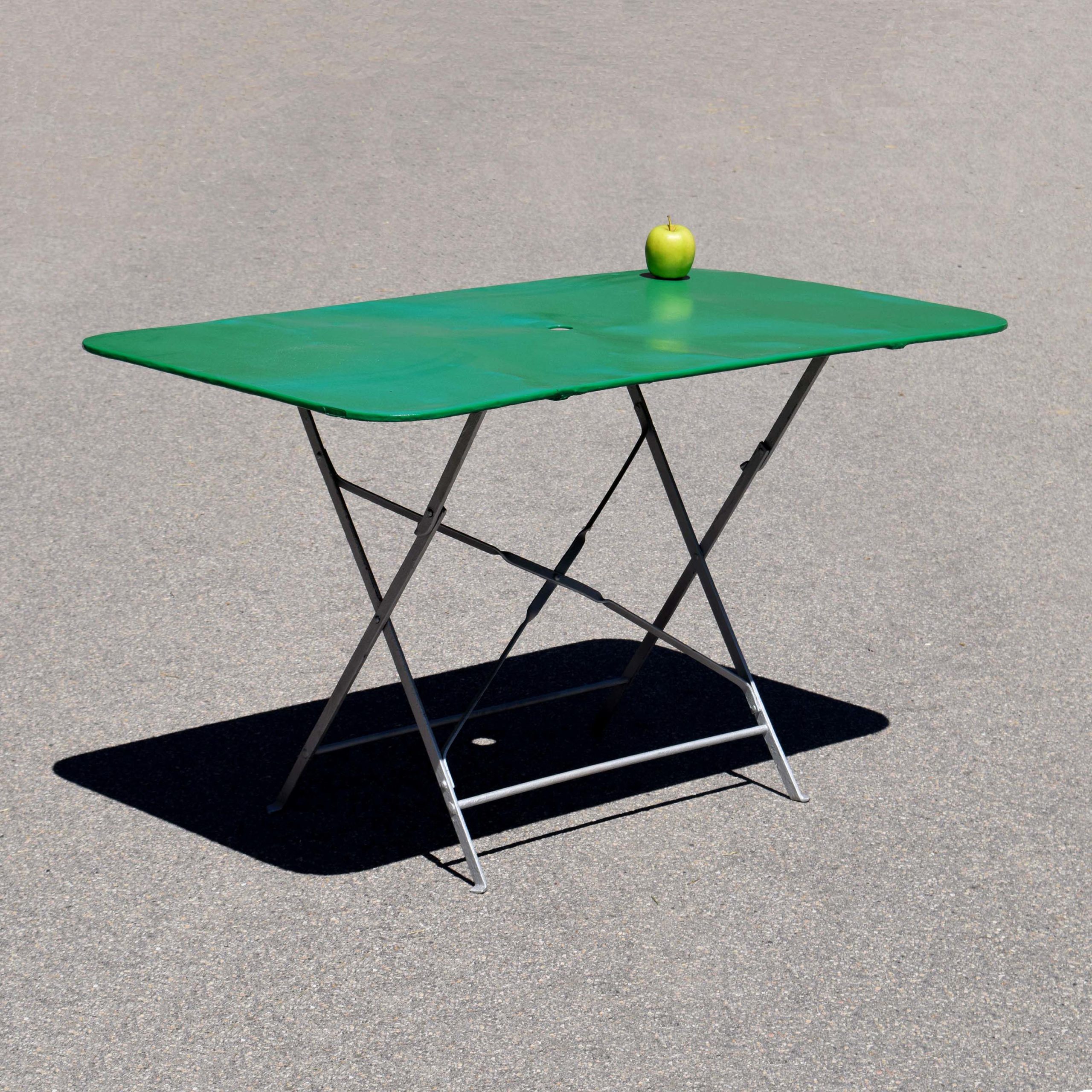 table pliable d’extérieur. Inhabituel grand format, avec plateau peint en vert. Garten Tisch Vintage Shabby Chic brocante.