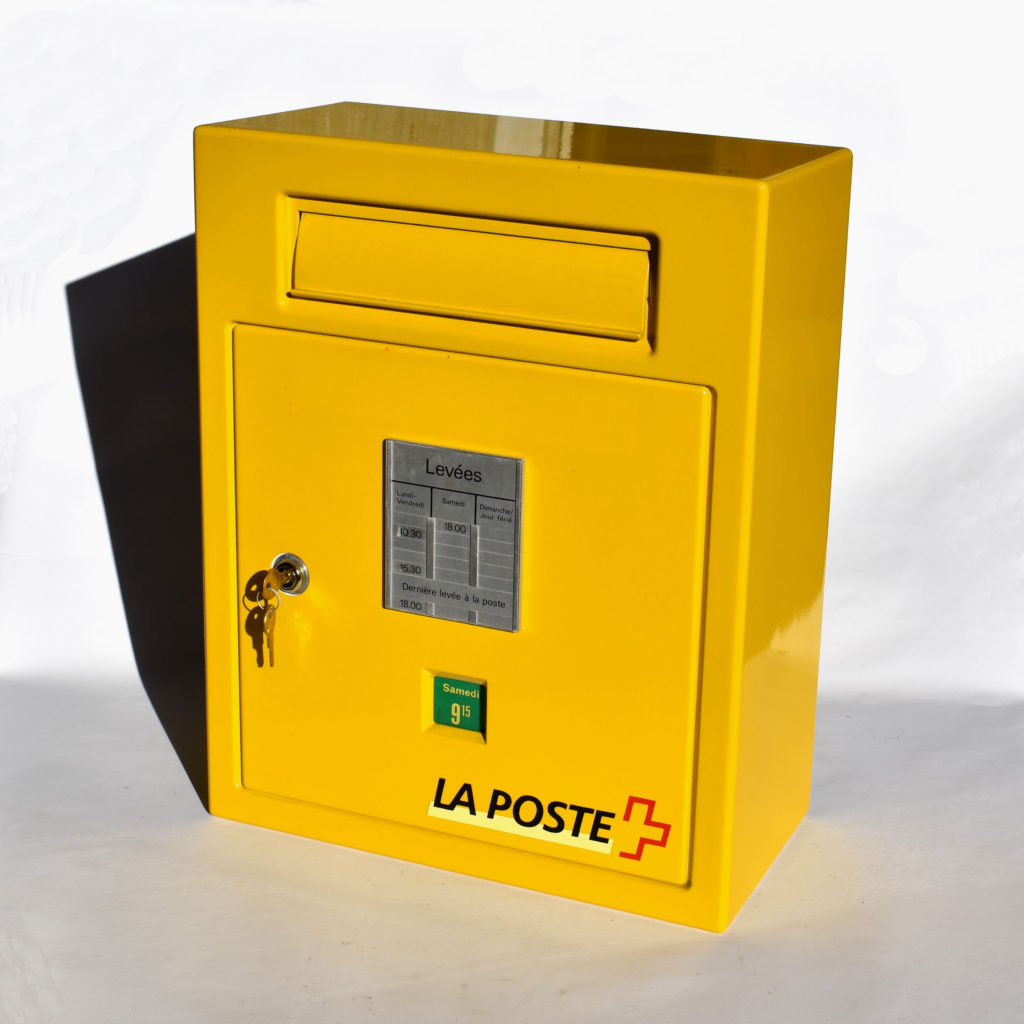 Boite postale Suisse pour le courrier. Des années 1970 à 80. Elle n’est pas en métal, mais en fibre plastique. Pièce de collection des PTT Helvétique.