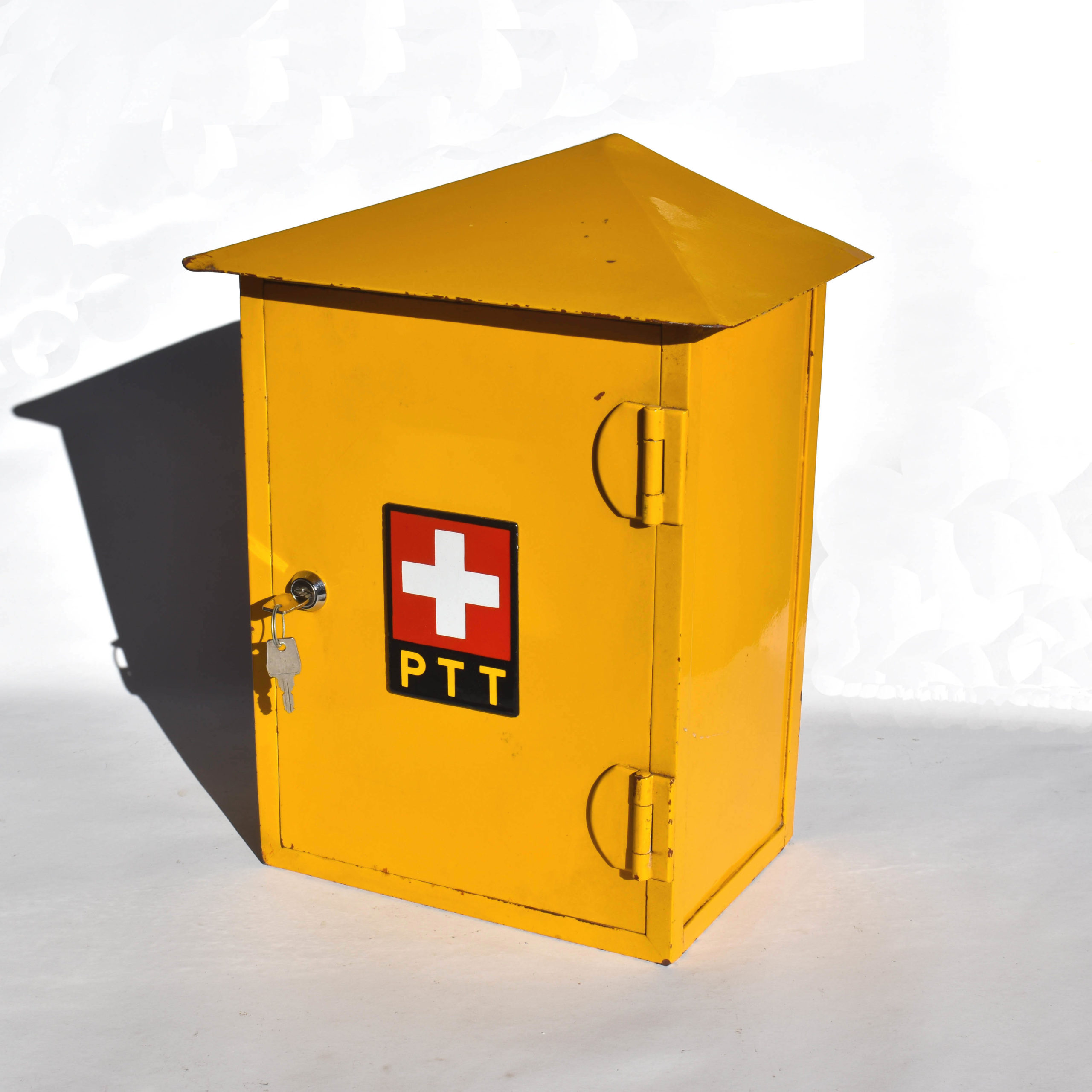Ancienne boite aux lettres de la poste Suisse ancienne sans clapet. Jaune avec plaquette émaillée. Et toit à 3 pans.