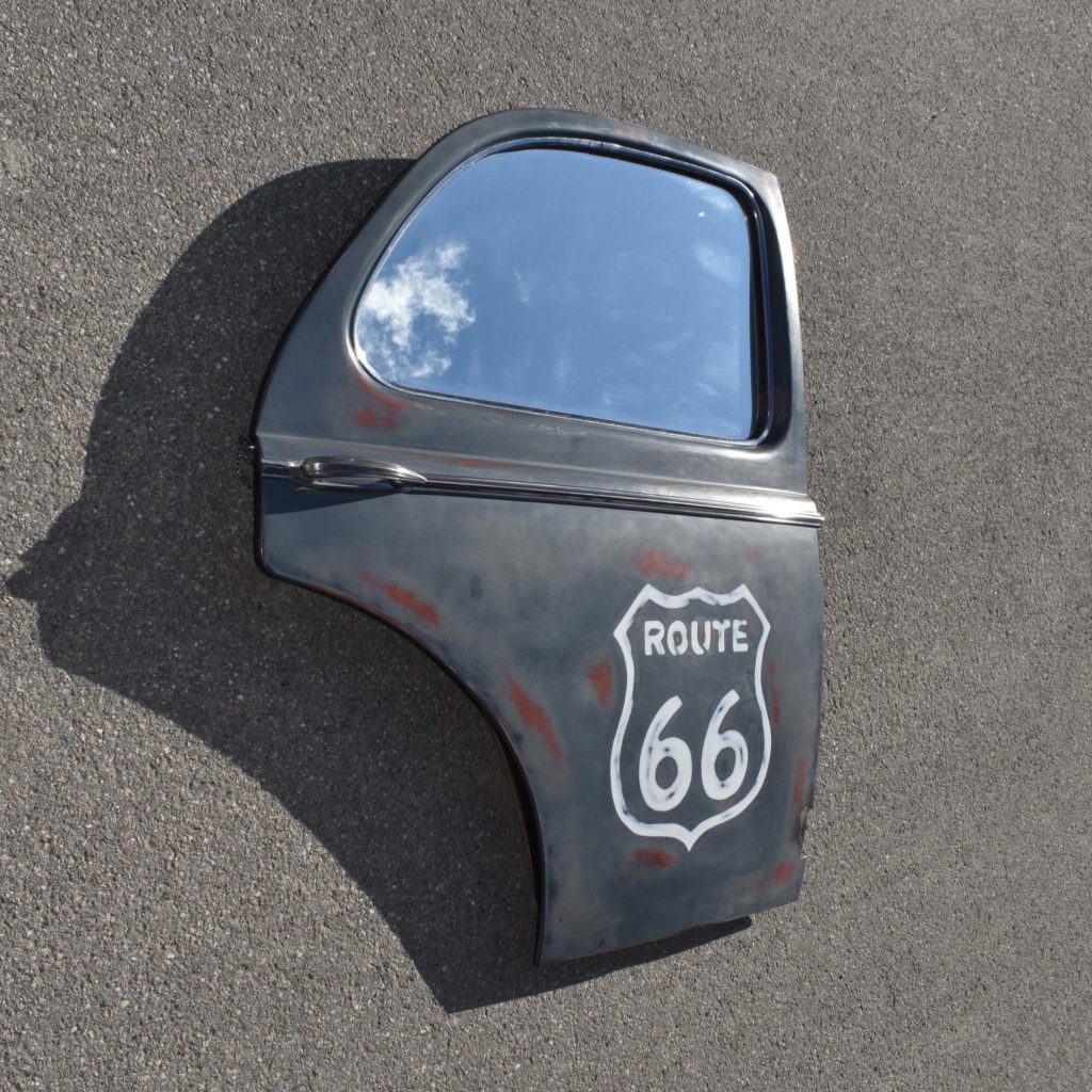Vieille portière de voiture peinte avec un logo route 66 (Peugeot 203). Belle patine Californienne. Look Hot-Rod 50’s