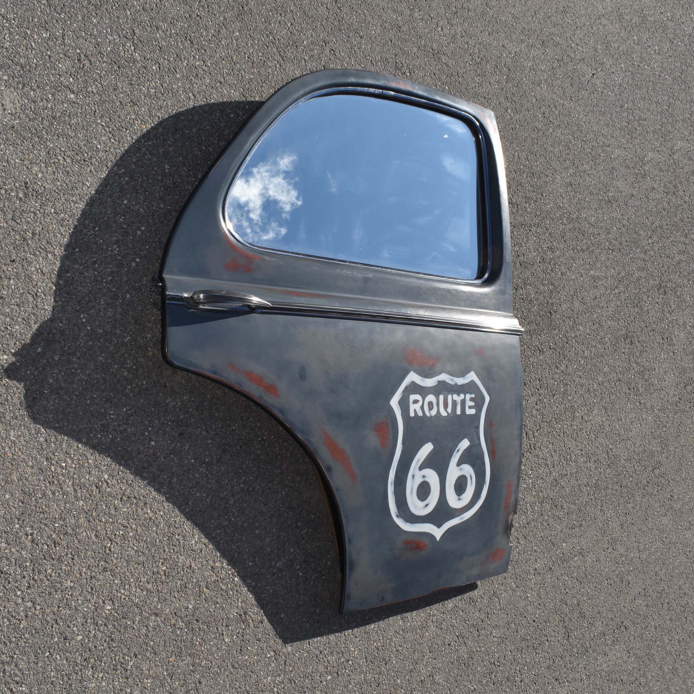 Vieille portière de voiture peinte avec un logo route 66 (Peugeot 203). Belle patine Californienne. Look Hot-Rod 50’s