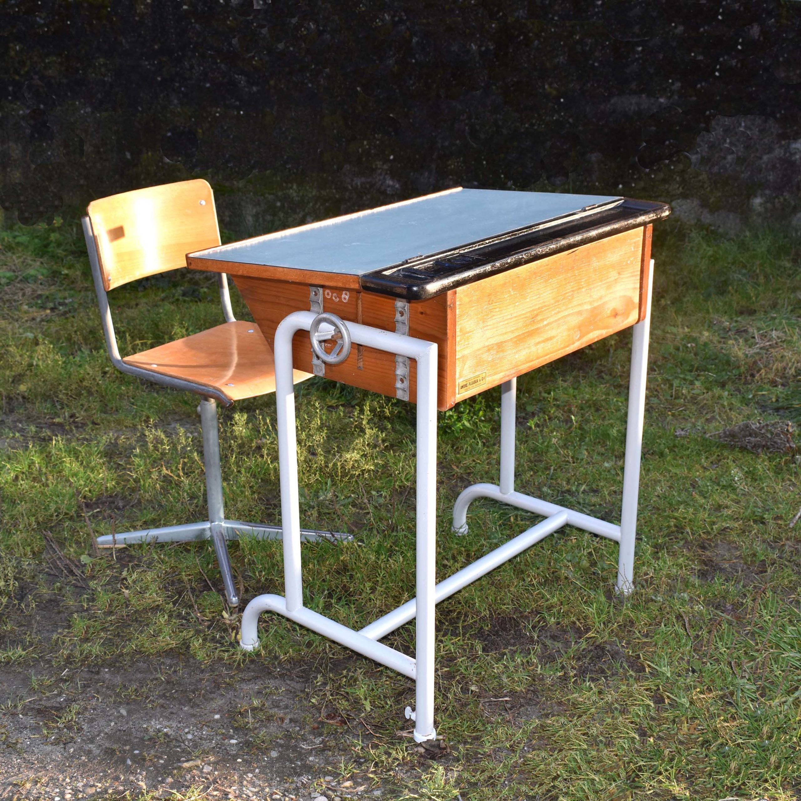 Inhabituel pupitre de fabrication Suisse, et plus particulièrement Genevoise. Label André Plojoux & Cie. Avec curieux système de réglage en hauteur.