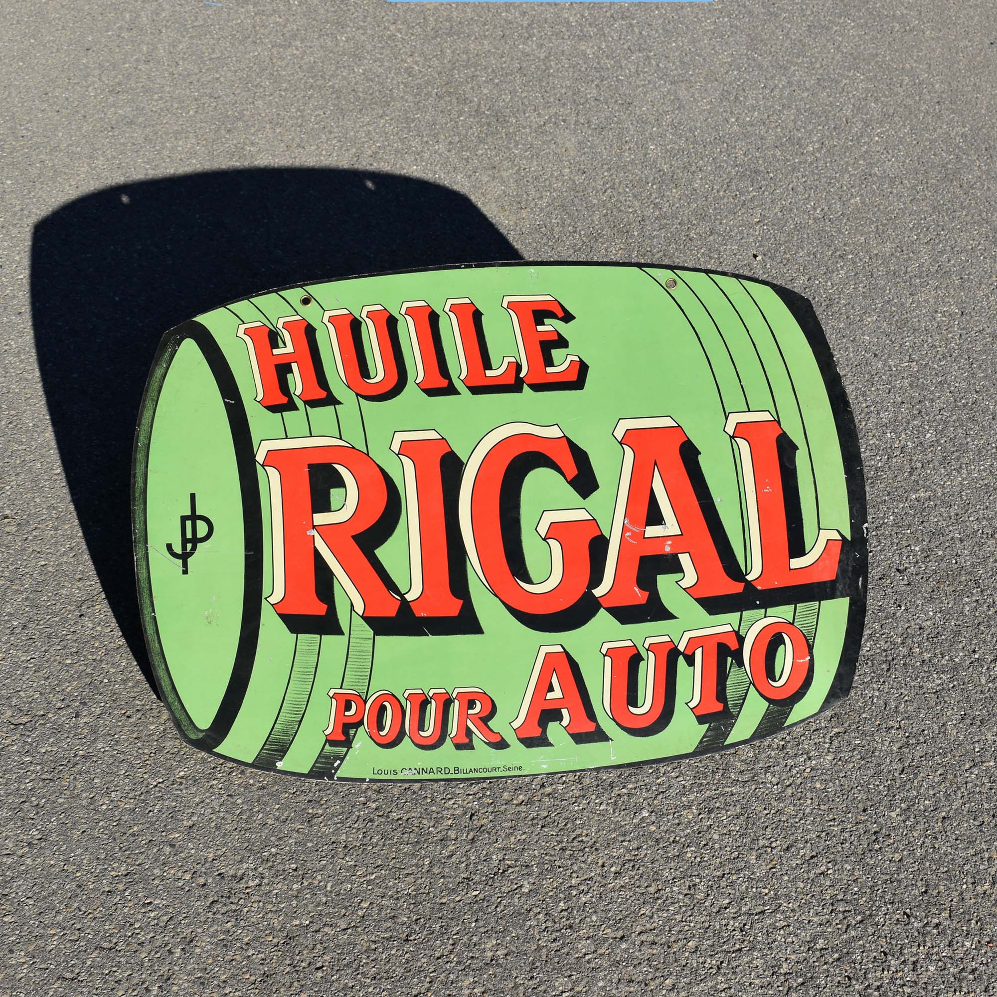 Réclame en tôle peinte pour l'huile automobile Rigal. James Plain Châlons-sur-Saône importateur fabricant. produite par l’imprimerie Louis Cannard à Billancourt.