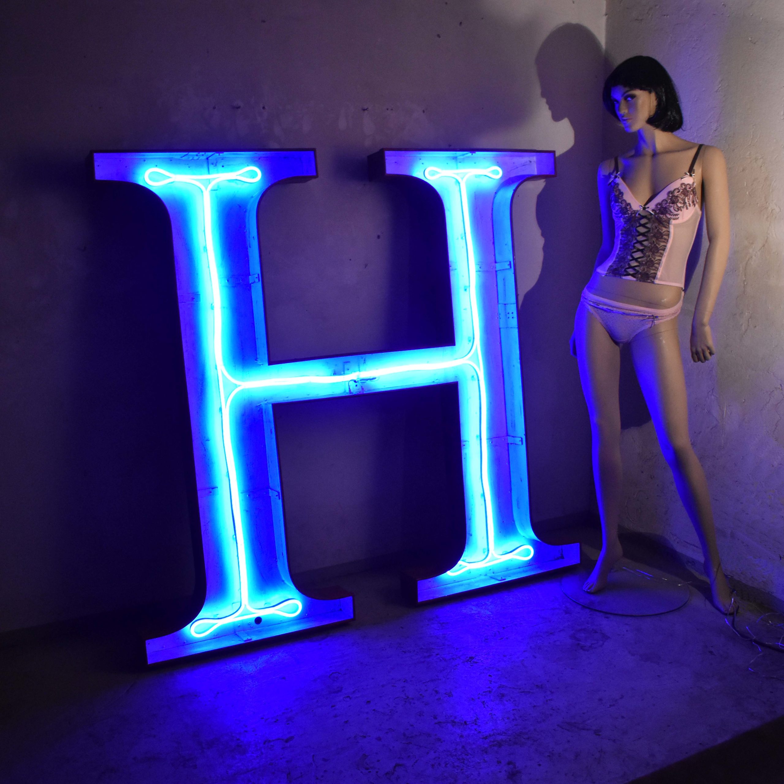 énorme lettre d'enseigne de 150cm de haut illumination bleue