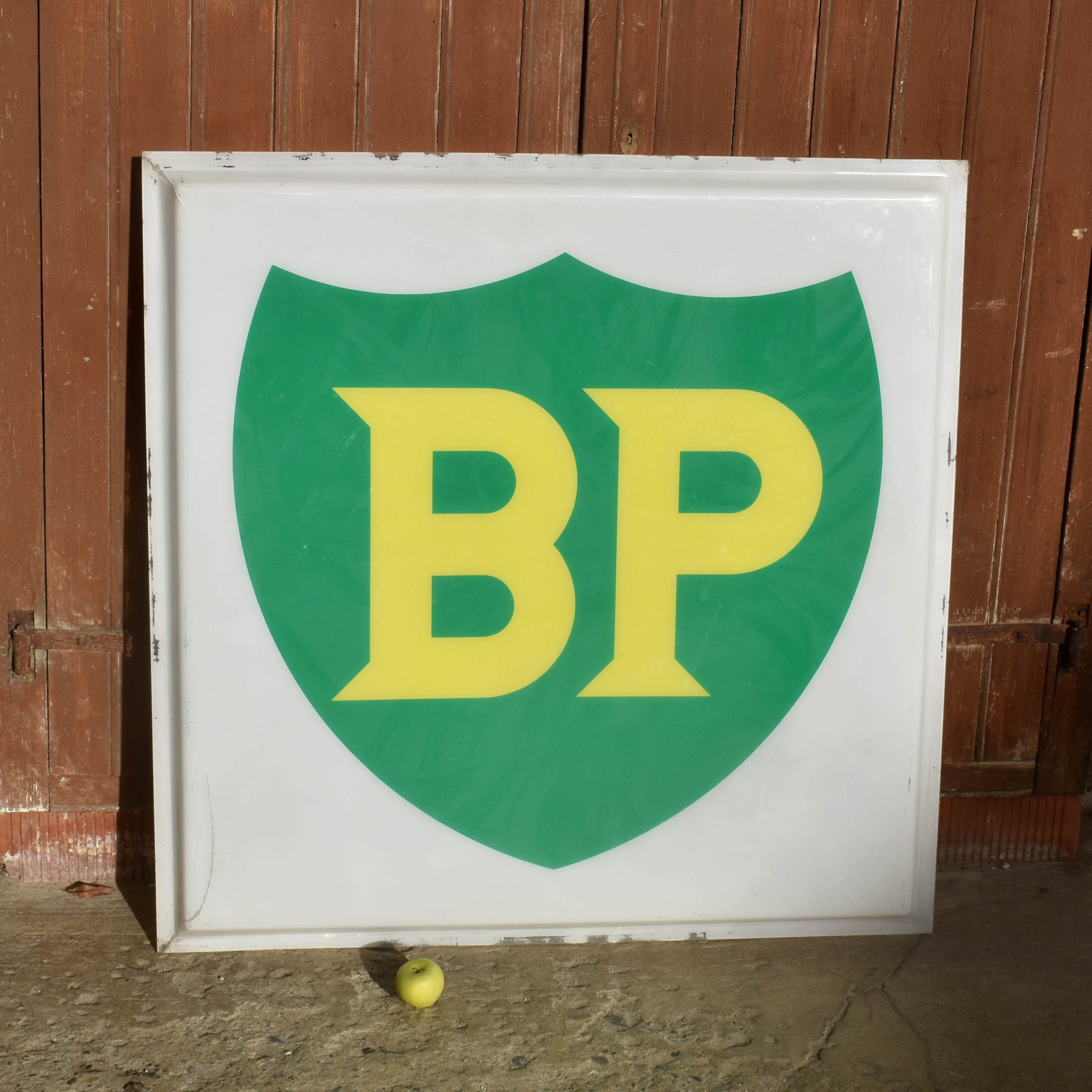 Grand plexiglas de caisson lumineux de la marque BP. Ce logo a été en service de 1958 à 1988. D'enseigne lumineuse sur totem.