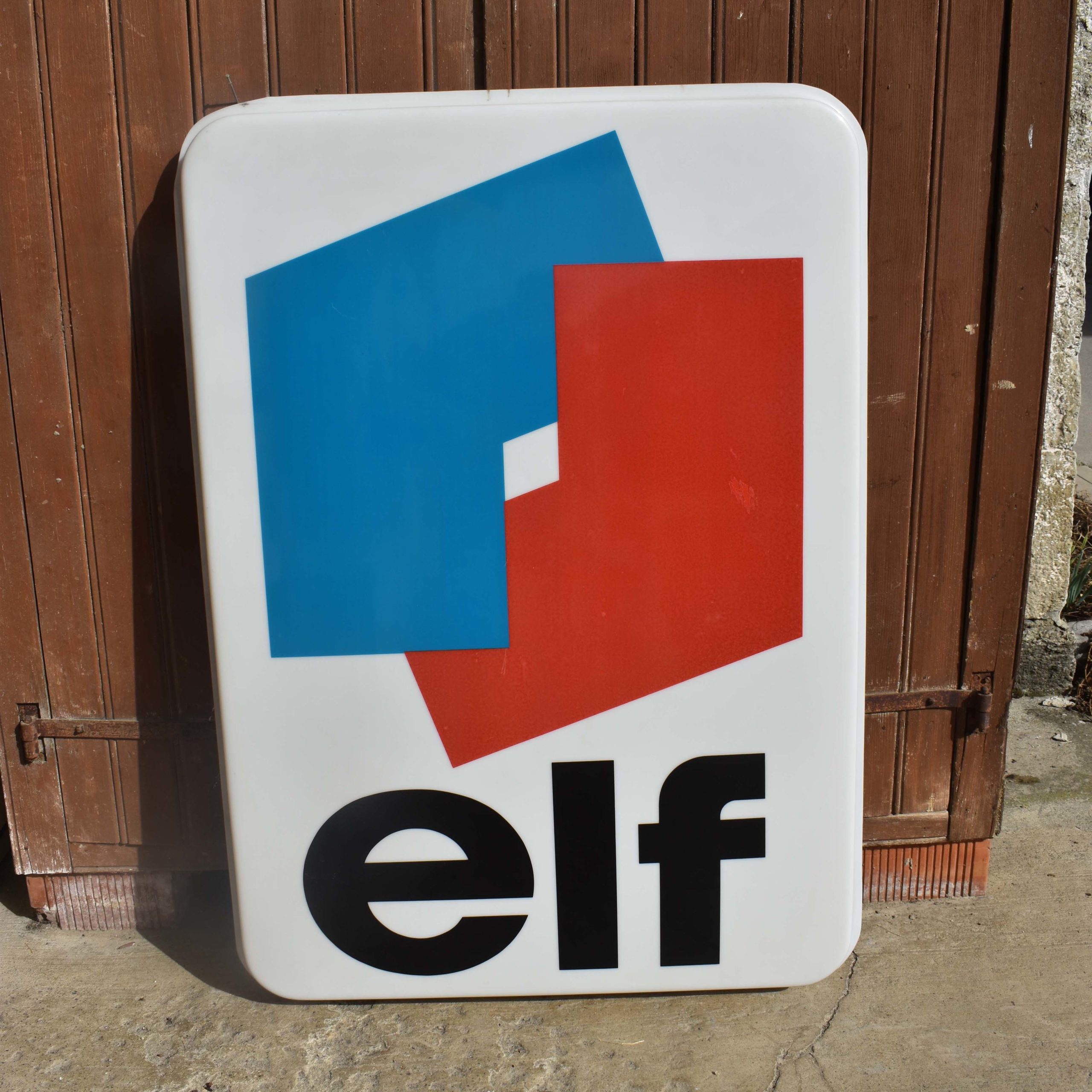 Elf essence grand plexiglas de station service vintage. Vieille enseigne de garage distributeur de carburant de la marque française ELF Aquitaine, des années 1970 à 80.