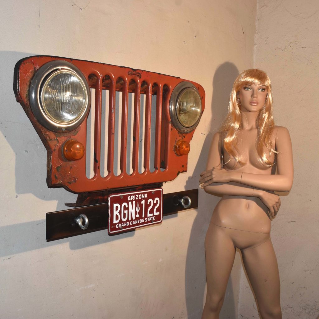 Amusante décoration murale : Sous la forme d’une calandre de Jeep. Modèle CJ3A (produit de 1948 à 1953).