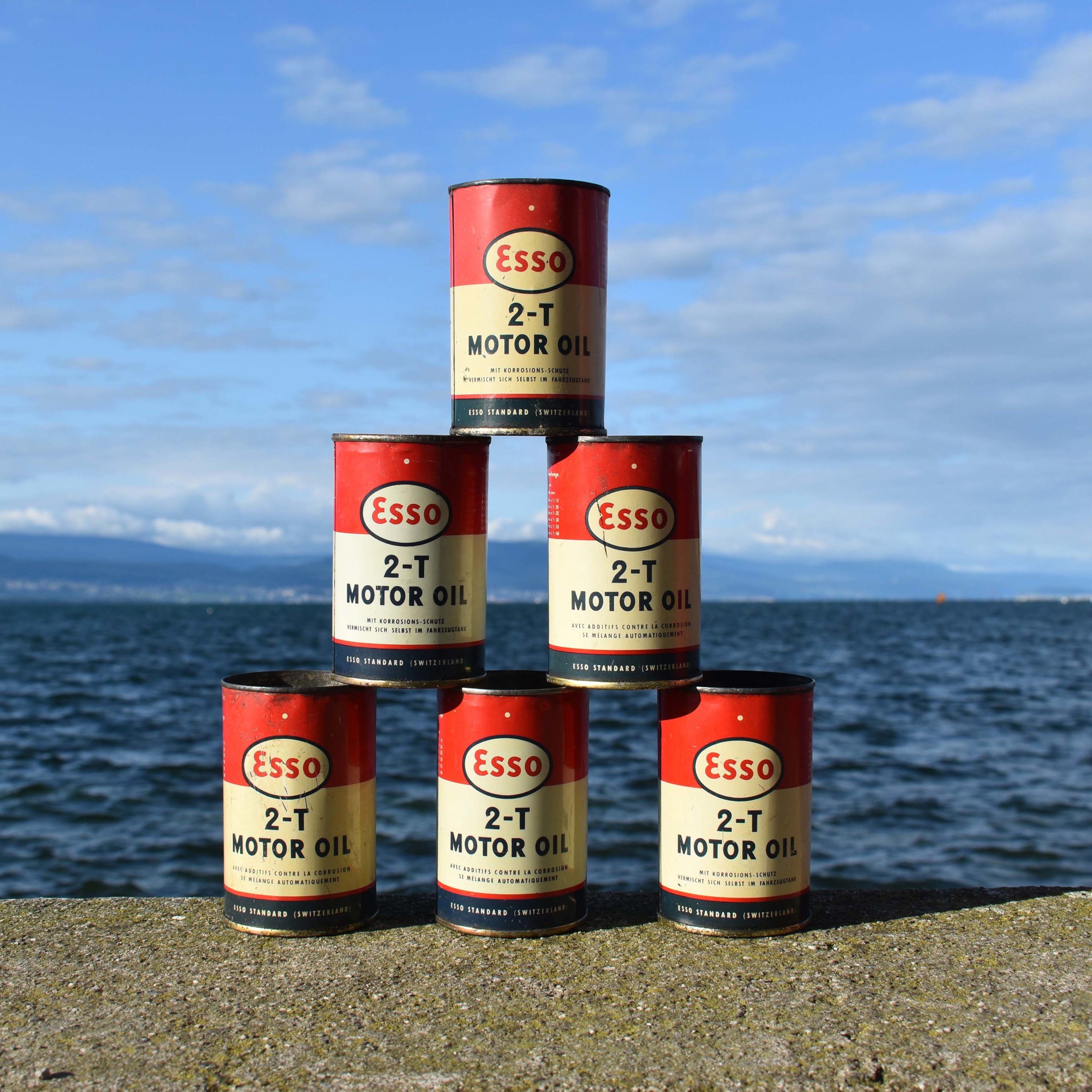 Petits bidons d'huile 2 temps vintage Esso. Cylindriques ronds, d'origine Suisse. Oele dosen Esso zwei tankt motor oil. Petroliana collectibles.
