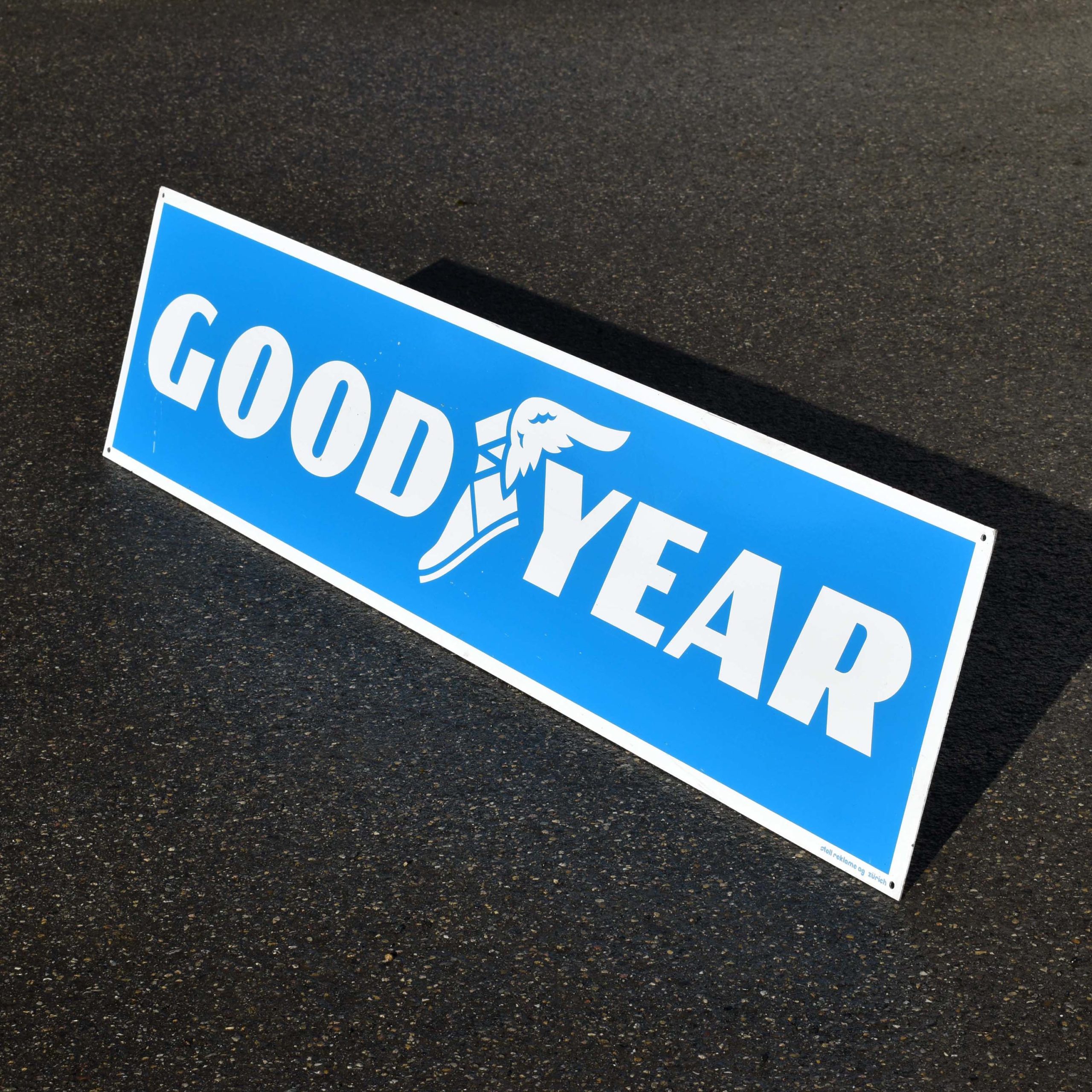 Good-Year plaque publicitaire vintage de garage des années 1980. Vintage eighties garage advertising sign, Good-Year tires.
