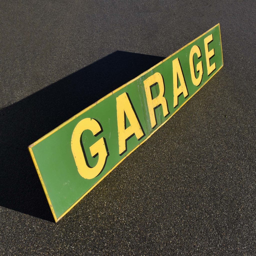 Enseigne peinte de garage des années 1930. Grand format. Fond vert, avec lettrage jaune. Peint à la main, sur tôle acier. Code couleur BP.