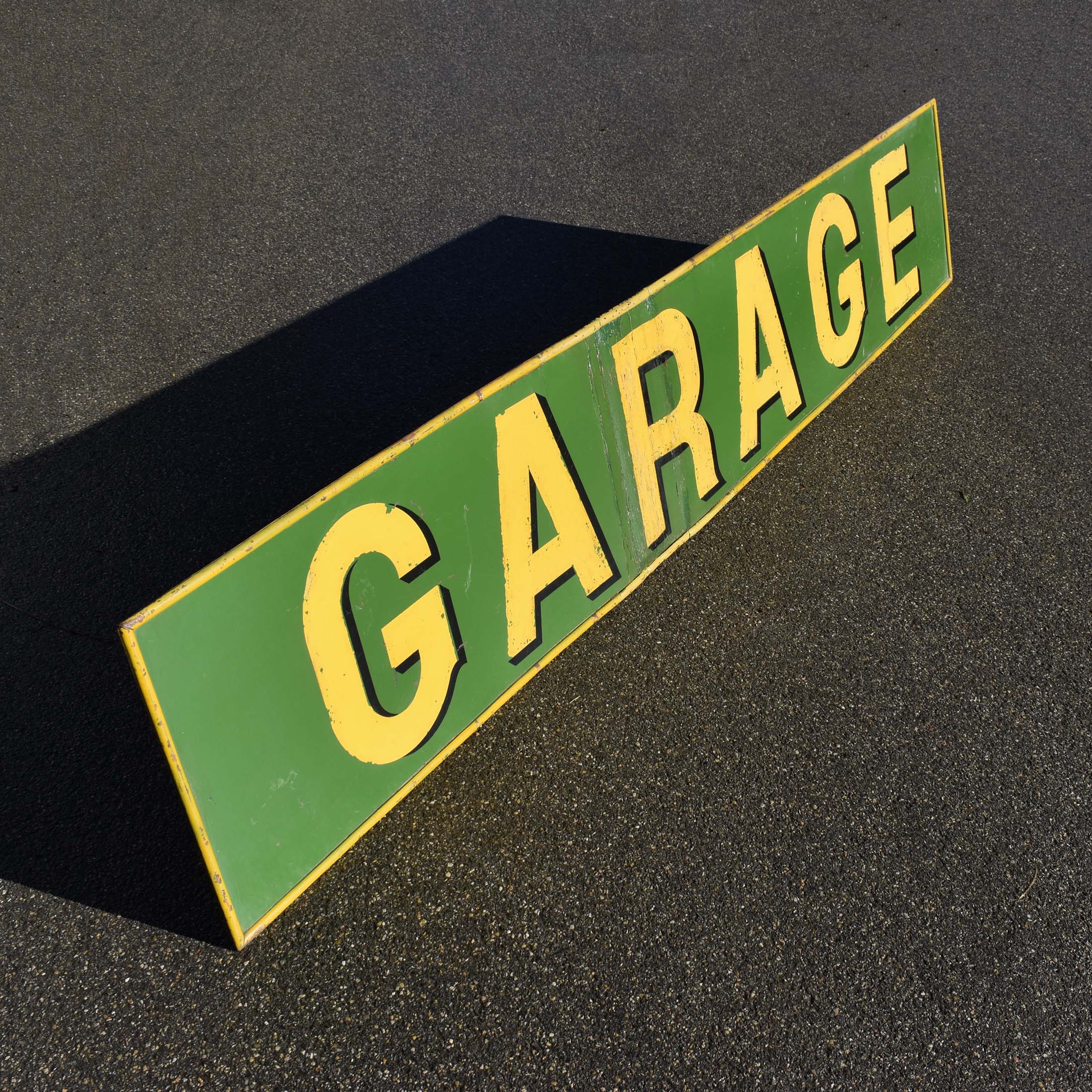 Enseigne peinte de garage des années 1930. Grand format. Fond vert, avec lettrage jaune. Peint à la main, sur tôle acier. Code couleur BP.